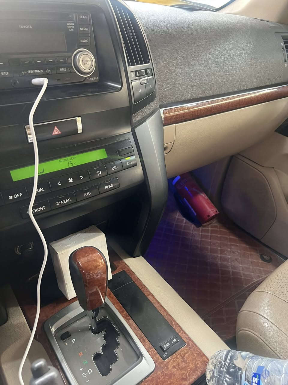 السلام عليكم للبيع لاندكروز 2014 بريم اصل مكفوله من البارد الصبغ رقم بغدادبأسمي  سعرها 420 او بيه مجال اتصال ***********
