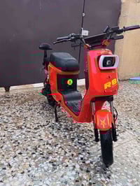 ❤السلام عليكم ❤ دراجة للبيع R8 2026 مستعملة 3 أشهر فقط بطاريات جدد الس...