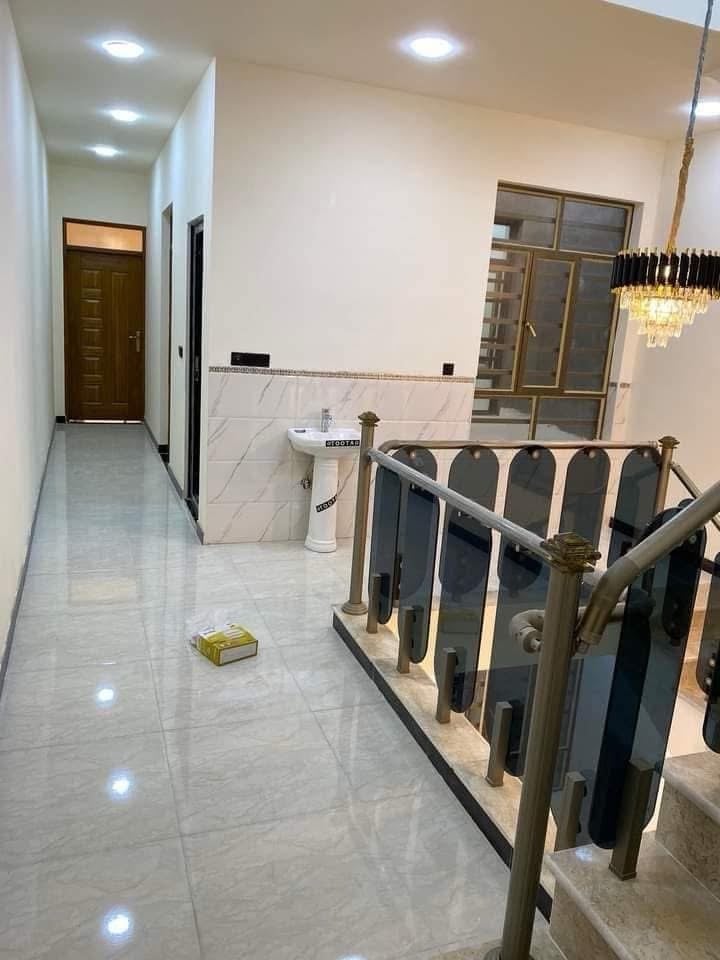 بيت للبيع 

📍المشتل _ شارع المطبك _ شارع الزيدي 

المساحة   125 متر   
الواجهه        5  متر 
مدخلين استقبال + مطبخ + غرفة نوم + صحيات+ منور + بالكون خلفي
طابق الثاني  3  نوم + صحيات + بالكون عدد2
الطابق الثالث سطحين + غرفه سندويج مخزن بالسطح 
☎️ ***********