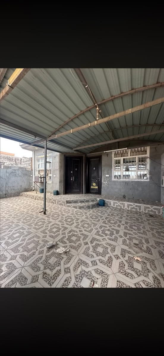 بيت للايجار 175 الف قفل العنوان رابرين خلف سكلة خورشيد اخر فرع مع خط مولد كامل

متكون من غرفة نوم وستقبال وهول ومطبخ ومجمع صحيات كامل مساحة 160 متر 

البيت بي بير ارتوازي 40 متر يعني انسه الماي

و 4 بنكات سقفية وسبلت كونديشن للاستقبال

للتواصل ***********
