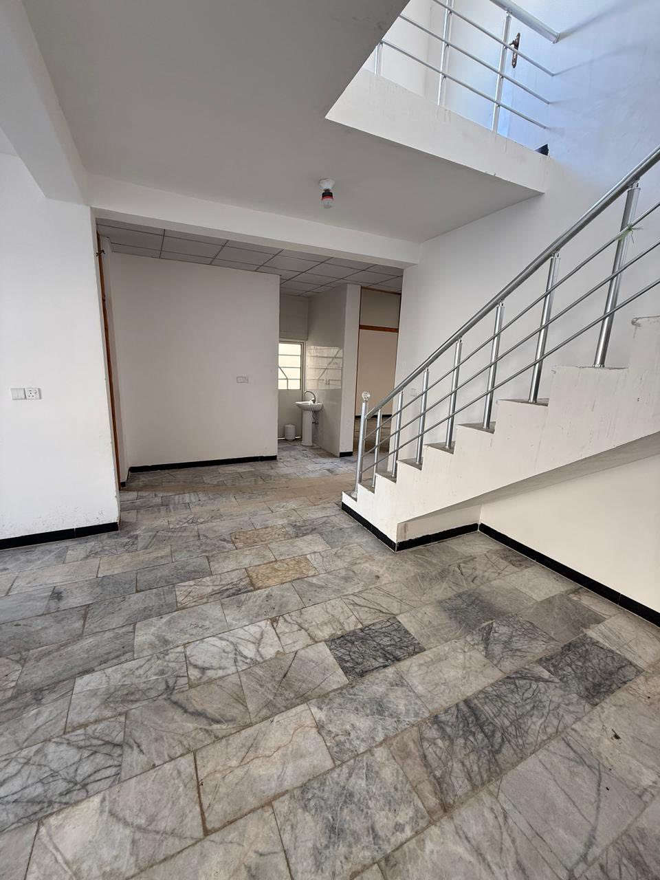 السلام عليكم دار للايجار ٢٠٠متر في مجمع السلام السكني
3غرف نوم 

صاله 

استقبال 

مطبخ 

حديقه 

كراج 

بيت جديد 

يجب ان يكون موظف مدني 

***********
