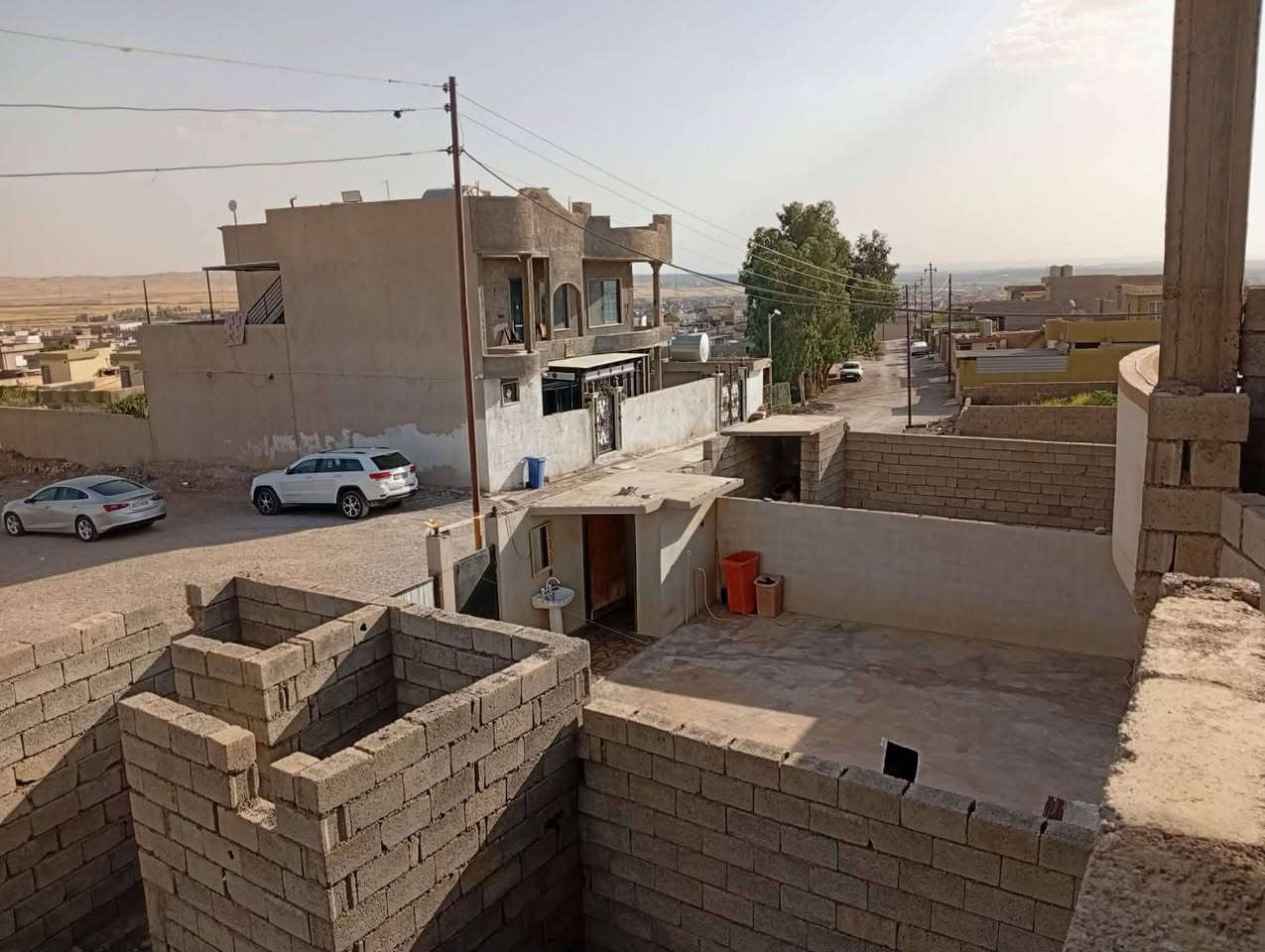 هيكل طابقين للبيع رقم زراعي مساحة الهيكل 350 متر مرتب مال عائلة كبيرة يتكون من 4 غرف نوم حمام سويت مع غرفة استقبال هول كبير مطبخ حوش وحديقة خلفية وحوش وحديقة أمامية مع حمام وتواليت بالحوش موقع الهيكل قضاء الدبس حي ديار بكر قريب على جامع الايمان  واذا اكو مراوس ويه بيت متكامل وانطي الفرق الاستفسار اتصل ***********
