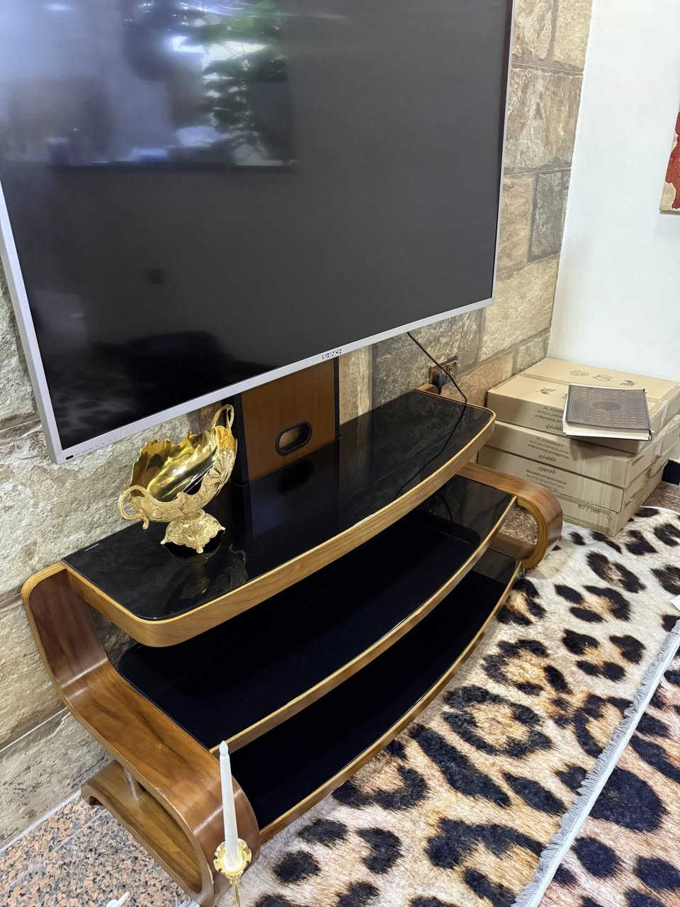 مدخل زان اصلي نضيف واخو لجديد
ميز لشاشه نفس النضافه واي ضرر مابي 
مجمده نضيفه وكبيره
ثلاجه نضيفه وكبيره
الغراض اي ضرر مابيهن ونضيفات مكاني السيديه 
***********
