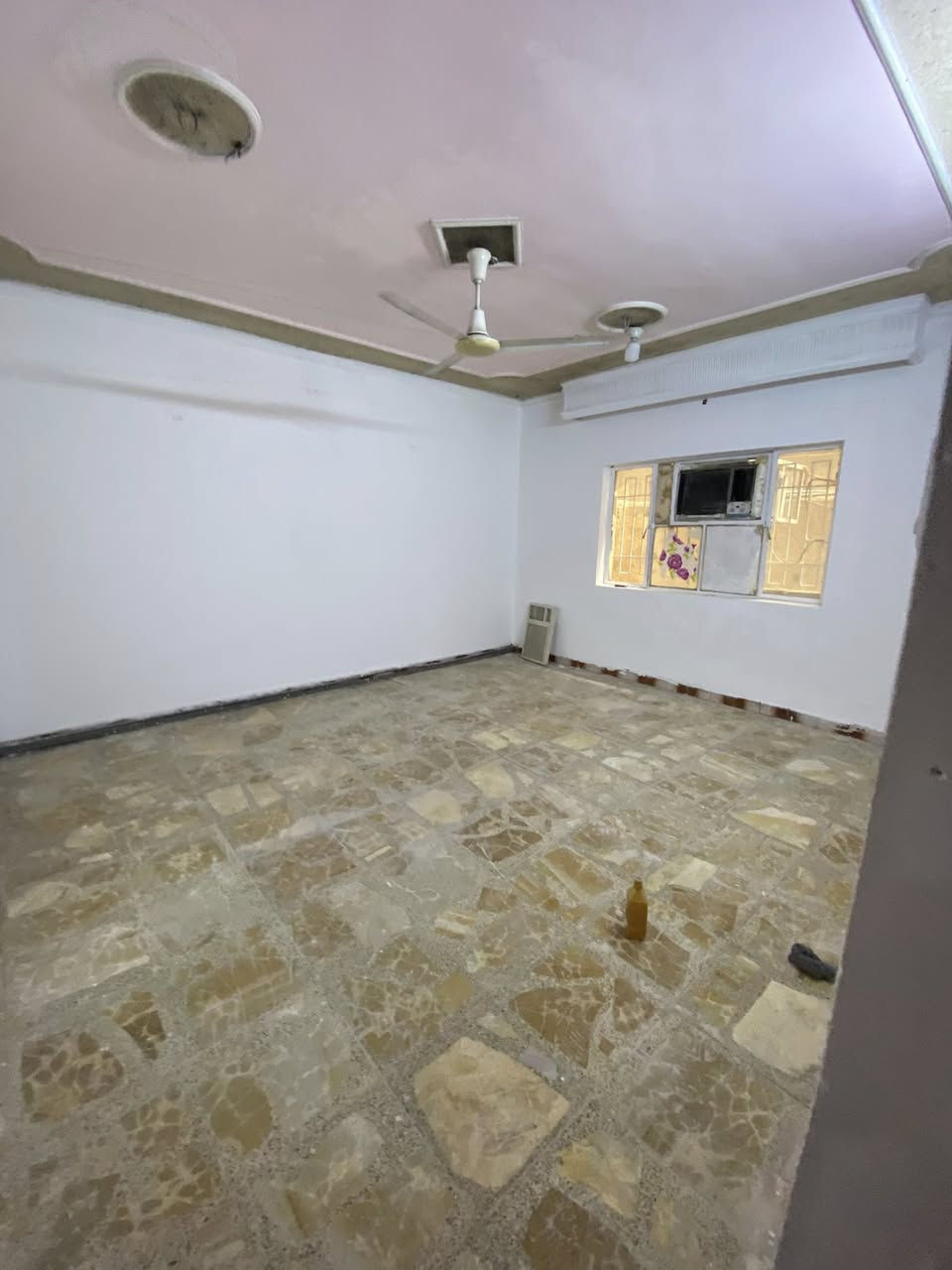 #للايجار_____في_____السيديه
بيت مساحه 300 متر كلاسيكي نظيف جدا 

يتكون من 

اربع غرف نوم مطبخ صاله هول حولي وخدمات صحيه عدد 3 كراج وحديقه 

#الايجار مليون ونص 

للاستفسار الاتصال على الارقام التاليه 

***********

***********

***********
