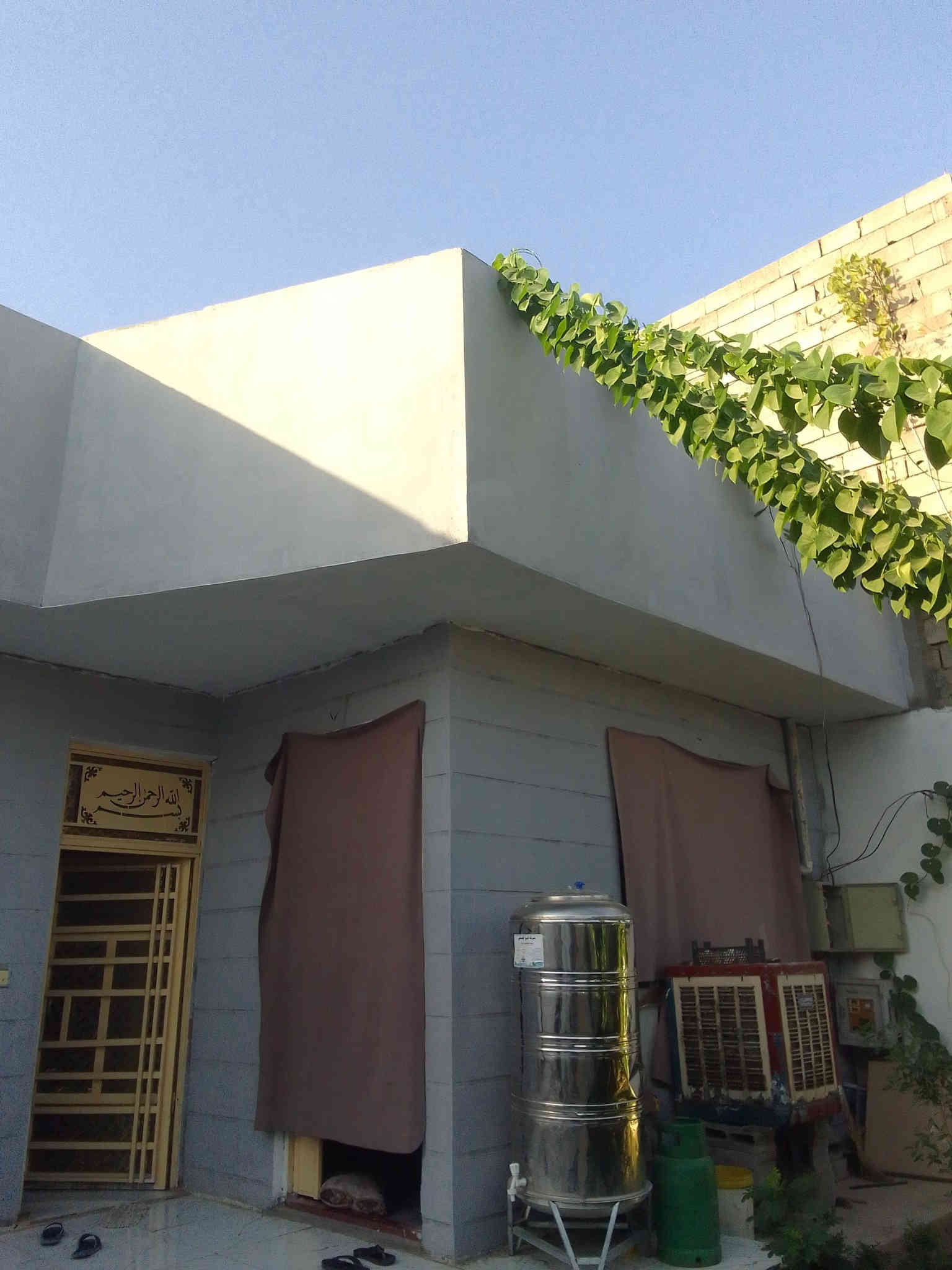 من رخصه مدير كروب بيت لبيع مساحه 200 متر غزف ثنين صاله مطبخ صحيات مي كهرباء  استقبال بت كله بورسلين مجاري مي فياض   ستاره بيتونه  ترك كهرباء  مصبوع كله  بيت حلو ومرتب عالي من شارع  درج  سبابيك خارج حديد وداخل بلاستك  فقط نقص سكف بيتونه ولبخ الضظر وصفحه وصبه الترك ولباقي كله كامل شهربان حي المهدي ثاني فرع  زراعي مكاتبه مكتب قرب الشارع  ثاني فرع من طب من سيطره  سعره 35 وبي مجال لطيبلن ***********
