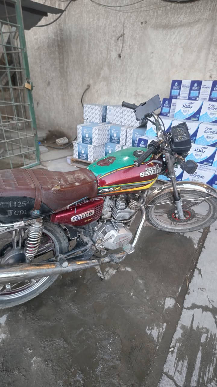 للبيع
ايراني 5 كير كايمة 
بيها نارية 
تحتاج بس تجفيت فقط تجفيت
يعني بس بوشة سعرها 20 الف 
مبدل بيها ملف جديد 
فلاوين جديد
كويل كهرباء جديد 
بريك خلفي جديد
واشرات محرك جديدة

250 الف بيها مجال اذا شراي 
المكان بياع مدينة الكرخ المائية
***********
