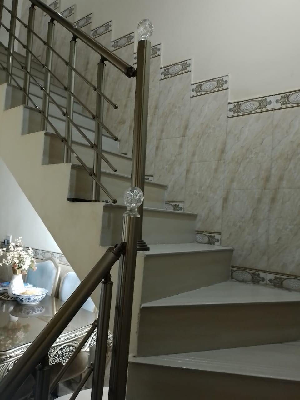 مشتمل جديد مساحتة 112 متر
الوجه 5 و النزال 22 
مدخلين 
يحتوي على استقبال و صالة مطبخ و 5 غرف نوم و خدمات 
عنوان المشتمل التجار شارع الأسواق خلف مطعم ميامي 

السعر 310 و بي مجال

📍عنوان مكتب الفرات للعقار حي اور شارع نادي النفط اخر استدارة قبل فلكة صباح الخياط 
📞 عباس العقابي ***********
