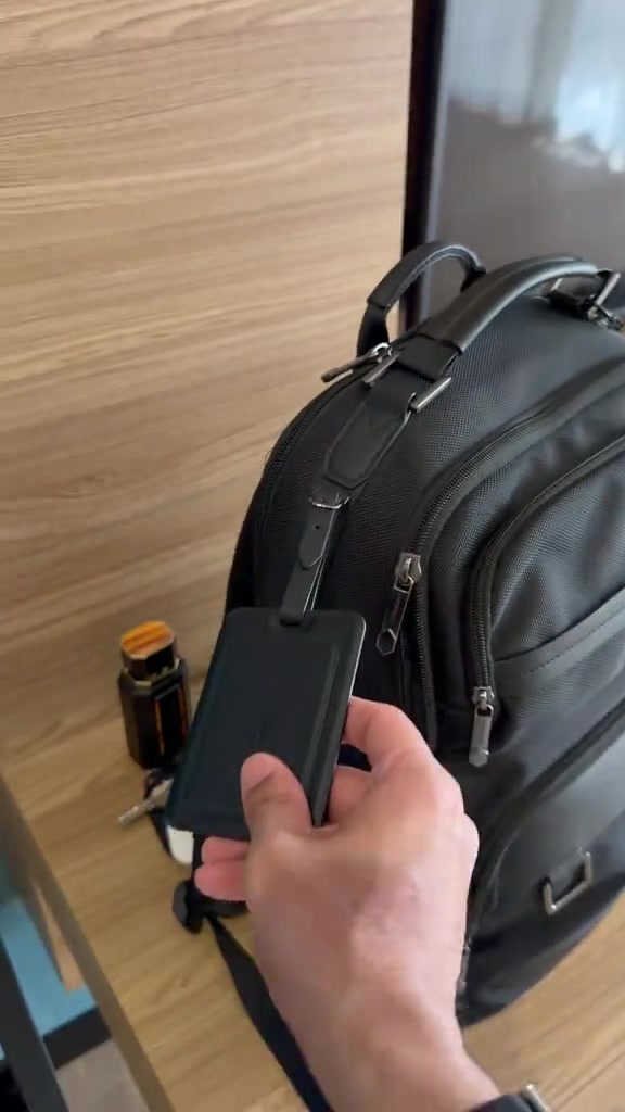 المجموعة الكاملة لتحديد الموقع : محفظة جلدية ذكية بتقنية Apple Find My وحجب RFID، شحن لاسلكي وبطارية 6 أشهر + حافظة جواز سفر مقاومة للماء مع فتحات للبطاقات والـ SIM وMicroSD + جهاز تتبع ذكي للحقائب متوافق مع iPhone/iPad يدعم البلوتوث 5.


**إذا كنت صاحب هذا الإعلان وتريد حذفه لأي سبب، رجاءا أرسل رسالة إلى الدعم الفني**
