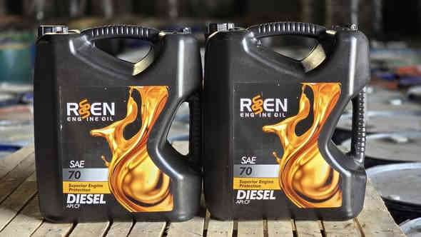 💪 دهن رسن SAE 70 💪
افضل نوعية مجرّبة ومضمونة ✅
مخصص للمعدات الثقيلة والمولدات 🔧
يخدمك لحد ١٧٠ ساعة تشغيل ⏱️
وللسيارات الكبيرة يوصل لحد ٥٠٠٠ كيلومتر 🚛

يحتوي على مواد مانعة للانجماد 🧊
ومواد تنظيف داخل المحرك تحافظ على قوته وعمره 💥

🔥 جربه وشوف الفرق بنفسك … دهن رسن "قوّة تدوم أكثر" 💪
📦 للاستفسار والطلب راسل الصفحة او تواصل معنا عبر الواتساب ! 
***********
***********
