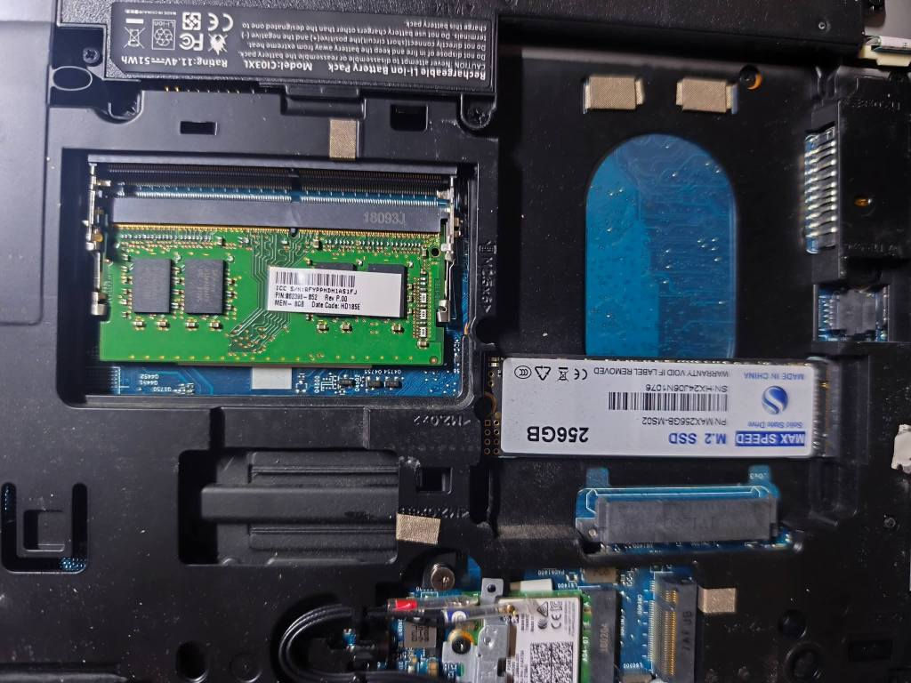 السلام عليكم،
عندي لابتوب HP ProBook 640 G3 للبيع، الجهاز نظيف جداً ومواصفاته ممتازة للدراسة، التصفح، والأعمال المكتبية،
✨ ملاحظات مهمة:
🔋 البطارية: جديدة (تم تبديلها بجديدة) وأداؤها ممتاز جداً.
الملحقات: شاحنة + ماوس مع الجهاز.
💻 المواصفات:
الموديل: HP ProBook 640 G3
المعالج: Intel Core i5-7200U (الجيل السابع) @ 2.50GHz
الرام: 8GB DDR4
الهارد: SSD 256GB (سريع جداً في الإقلاع وفتح البرامج)
كارت الشاشة: Intel HD Graphics 620
النظام: Windows 10 Pro (مفعل وجاهز)
السعر: 235,000 دينار .
📍 المكان: بغداد
التواصل . *********** بغداد, العراق
