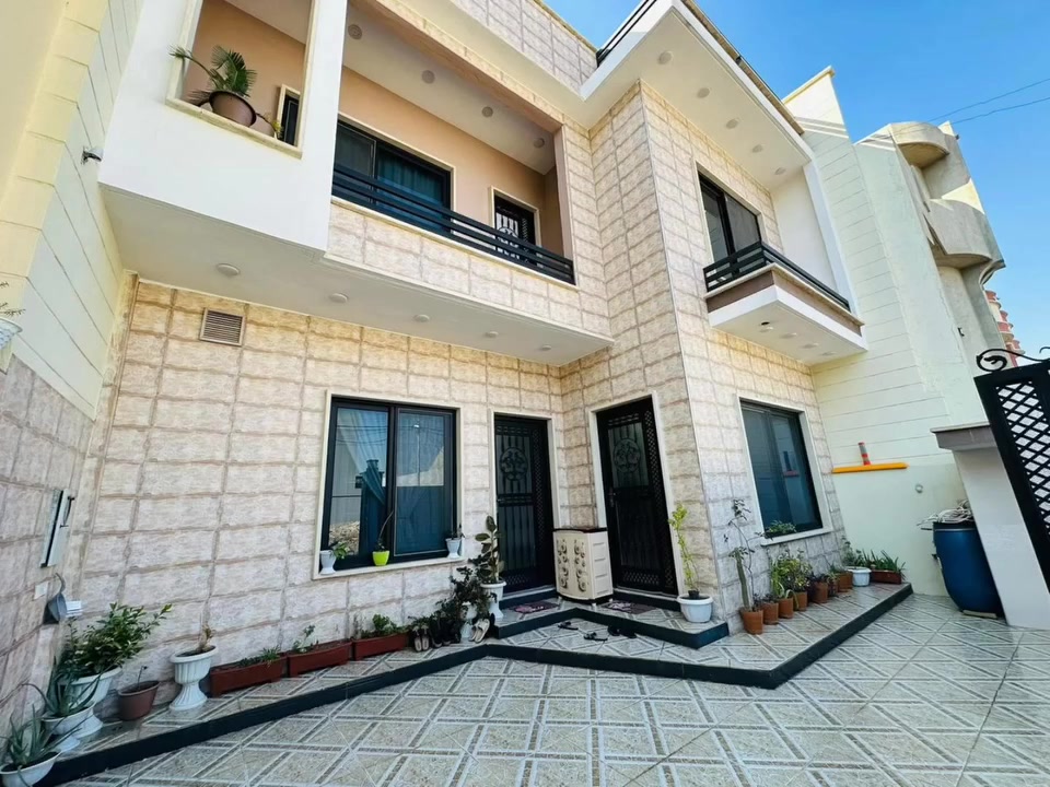 #اعلان_سكني 📒
دار للبيع حي الفلاح١ قريب على شارع الملعب، سند زراعي ٢٥ 
#المساحة/  ٢٠٠ متر/
#الجبهة/ ١٠ متر  /
#الطابق١//  ٢ غرفة نوم   استقبال مطبخ صالة صحيات 
#الطابق٢// ٤ غرف نوم صالة صحيات 

#***********
#***********

قناة التلكرام/
https://t.me/Mosul_Realestate

موقع الانستا/
https://www.instagram.com/mosul_realestate

قناة اليوتيوب/
https://youtube.com/@mosul_real_estate

#مؤمن_للعقار 
#اعلان_تجاري
#اعلان_سكني
#الصديق #الحدباء #الكندي #البلديات #السُكر #الكفاءات #المثنى #النور #البريد #المصارف #الزهور #القادسية #الايمن #الايسر 
#الموصل
#نينوى
#العراق
