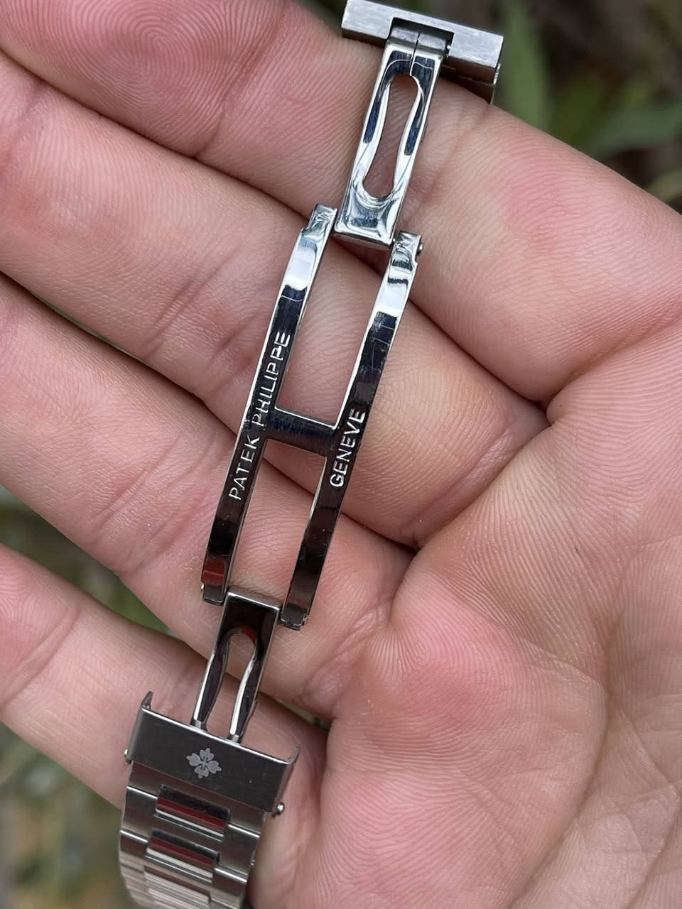 سلام عليكم ساعة البيع
ماركة باتك فليب 
سنل ستيل ب كامل 
مكينه كشف 
أوتوماتيك و تكويك خزن طاقة 
عرض منفذ  تاريخ 
ارقام اميال لامنيوس ساعة بلادية ب كامل 
سيل كامل
ساعة باله ب نضافة تامة 
عنواني بغداد الدورة يوجد توصيل بغداد ولكل العراق 
***********
