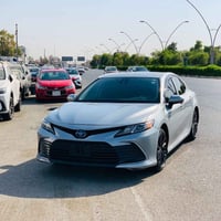 تيوتا كامري  موديل 23 مواصفات le هايبرد لون سلفر داخل اسود  كشن جلد اص...