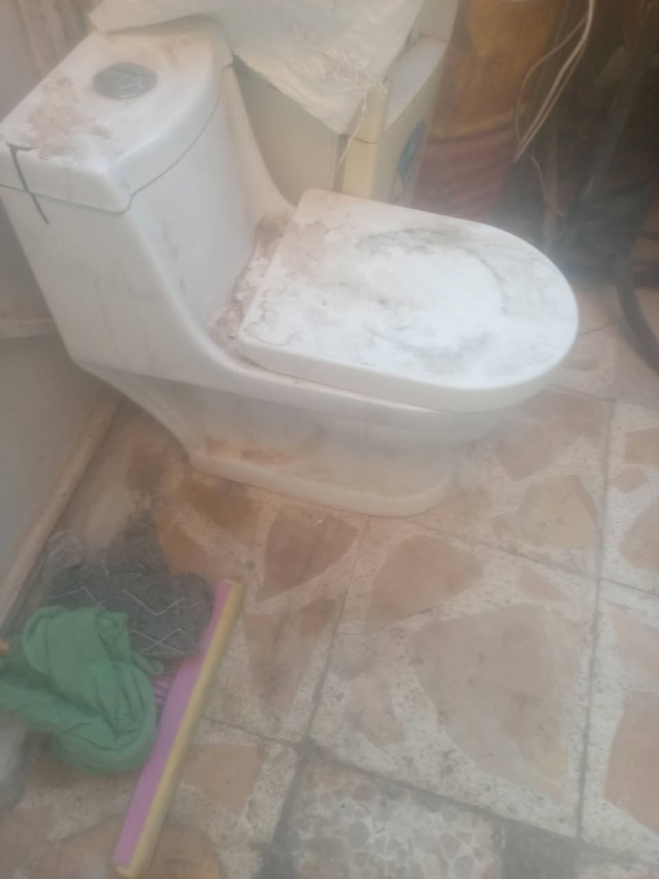 للبيع سندويج عدد ثلاثة قطع الطول الواحده ٣م مستعمل ومقعد غربي مامستعمل ومجموعة سيراميك بي صاحي ومكسر كلهن ب ١٠٠ الف للتواصل ***********
