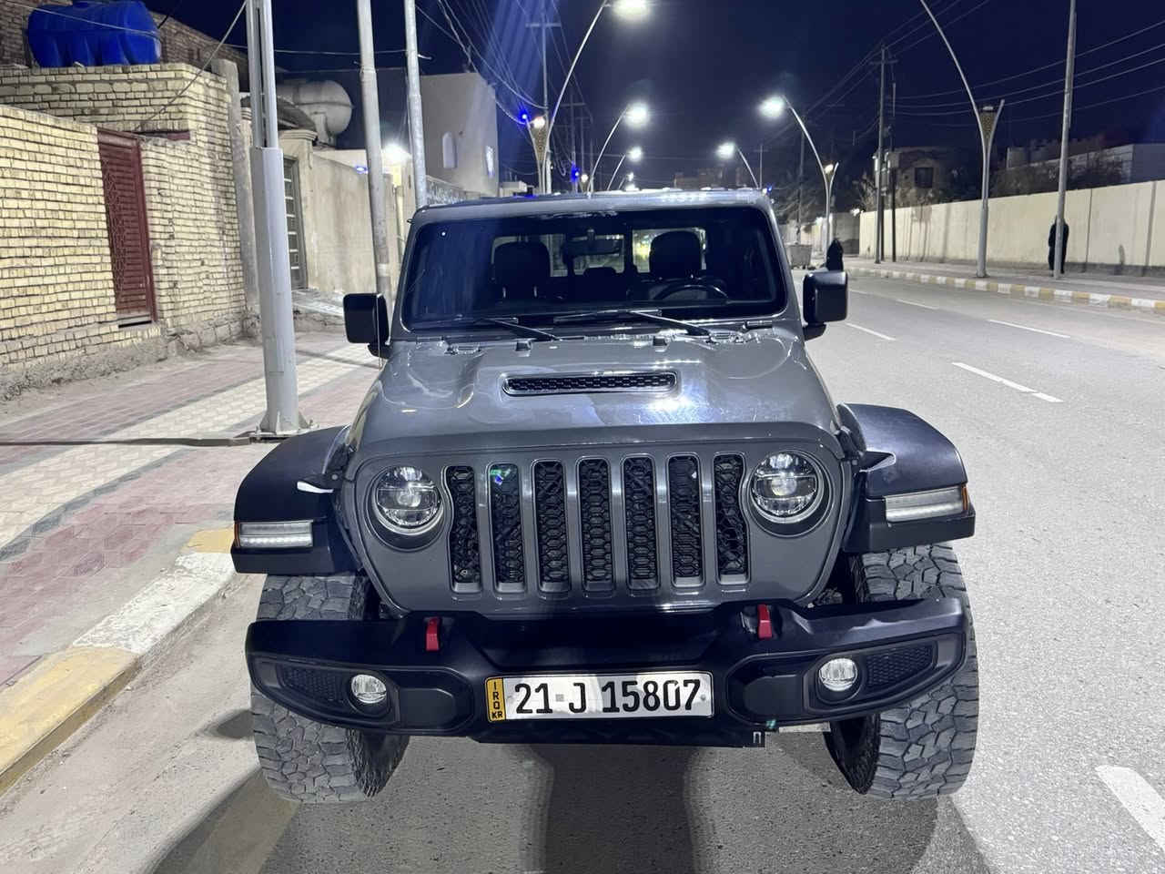 جيب جلاديتور موجافي
• الموديل: 2021.
• الفئة: Mojave (أعلى صنف للطرق الوعرة والرملية).
سياره 
المعروف بالقوة والاعتمادية.
• نظام التعليق: مساعدات FOX 2.5 الأصلية (التي تميز فئة الموجافي لراحة فائقة في الطرق الوعرة).
)محرك 3.6 فول مواصفات 1/1
مبدل جديد
.وارد كندي 🇨🇦 الحادث اموضح بصوره 
بحالة ممتازة جداً،
✨ ملاحظات إضافية:
• رقم اللوحةسليمانيه ك
• السيارة مجهزة بكافة أنظمة السلامة والرفاهية (شاشة كبيره 
كشن تدفئة ستيرن تدفئة
، كاميرا، حساسات).
سعر 340
📍 الموقع: [ ذي قار]
📞 للتواصل والاستفسار:رقم
***********
