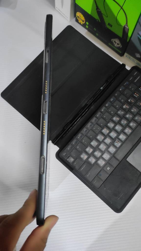 السلام عليكم 
تابلت لمس منفصل يصير لابتوب أو ايباد 
حجم الشاشه 11
معالج اتوم
ذاكره 64
نظام ويندوز 10 
يشغل برامج تواصل الاجتماعي والعاب الخفيفه يحتوي على كامرة أمامية وخلفية 
الملحقات شاحنة فقط 
سعر 85مكاني نجف حي النصر للتواصل متواجد خاص أو واتساب *********** النجف, العراق
