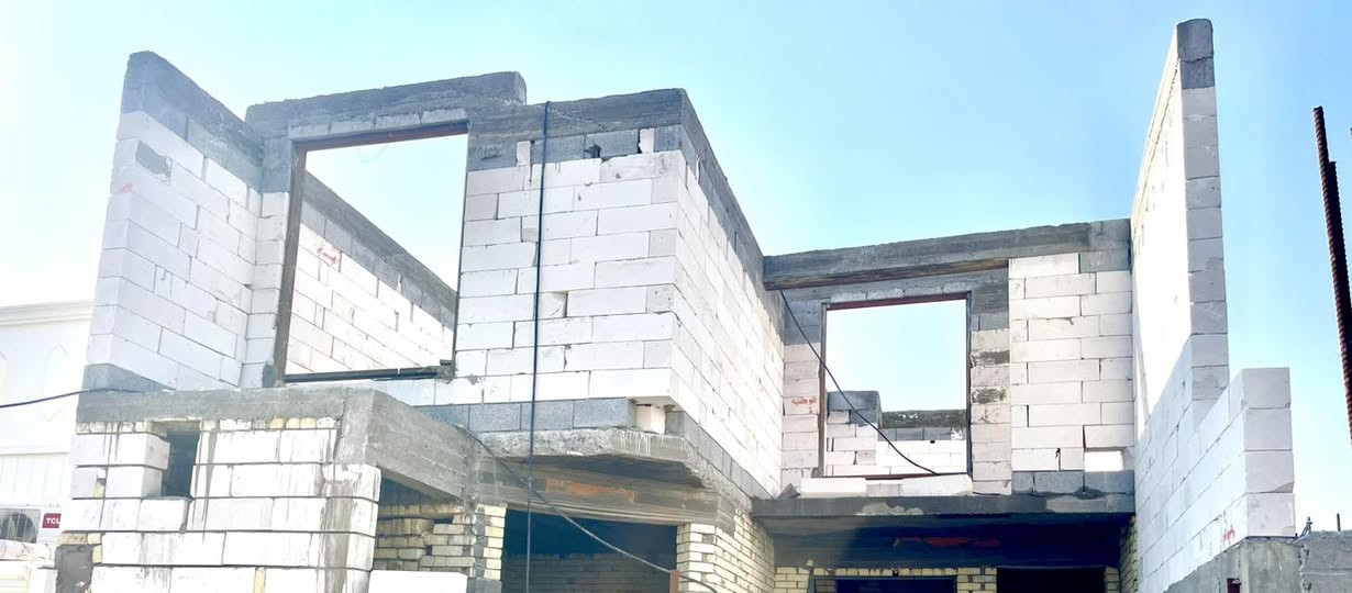 السلام عليكم 
نبده بإذن الله اقراء الأسعار والمواصفات 
المتر البلوك الهيكل 190 الف 
المفتاح البلوك 300 الف 
الهيكل الطابوق 210 الف 
المفتاح الطابوق 450 الف 
الثرمستون الهيكل 200 الف 
المفتاح 300 الف 

التشطيب 
لبخ ابياظ البيت 
بلكامل من الداخل والخارج 
تئسيس الماء والمجاري 
بوري 10بار 
الكهرباء البت بلكامل 
واير اردني 
نقط
السعر الواحده 2500نوعيه جيده 
السراميك النهدي الجداري 
الارضيه 
ايراني 14م 
سقف ثانوي البيت 
ايزوكام السطح 
جام البيت حسب الطلب 
البيبان الحديد 
جاهز اربعه ملم 
تفصال الخشب بلكامل 
مغاسل البيت 
والخلاط نوعيه جيده

شيش روهينه ايراني 
سمنت المبروكه 
رباط 40x60
تسليح 8شيش نشر الاتاري 25 
ارتفاع البتلو متر
البتلو طابوق 🧱 
لبخ وتزفيت 
دفان سبيس 
رش الكلوردين الامريكي 
بناء بلوك النوعيه الجيده 
ارتفاع البناء 3.50
رباط فوق الشبابيك 
صب السقف 20سنتم 
نشر 25سنتم 
ارتفاع الستار 160م 
شبكه الكهرباء
*********** ابوصادق
