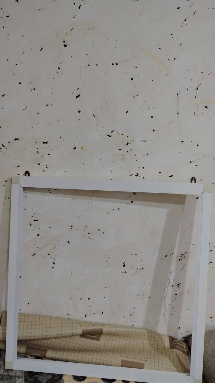 ميز حلاقة مع اطار مرايه للبيع المرايا مكسوره نظافة حلوه ابو الخصيب وسعر مناسب 80 الف ***********
