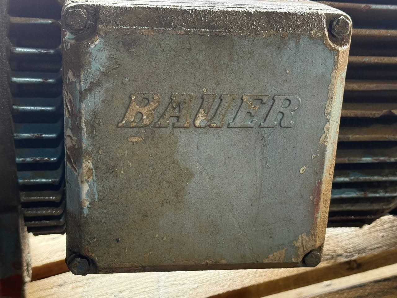 سلام عليكم 

گيربوكس BAUER پاير 30 حصان بلادي heavy duty سرعتين السريعه (18) RPM و البطيئة (3) RPM قياس الشفت 105 ملم

-للتواصل عبر الخاص او الواتساب : ***********
 -العنوان: كركوك – المنطقة الصناعية فرع محطة الشهيد او ببسي تاج

📍تتوفر خدمة توصيل الى جميع المحافظات
