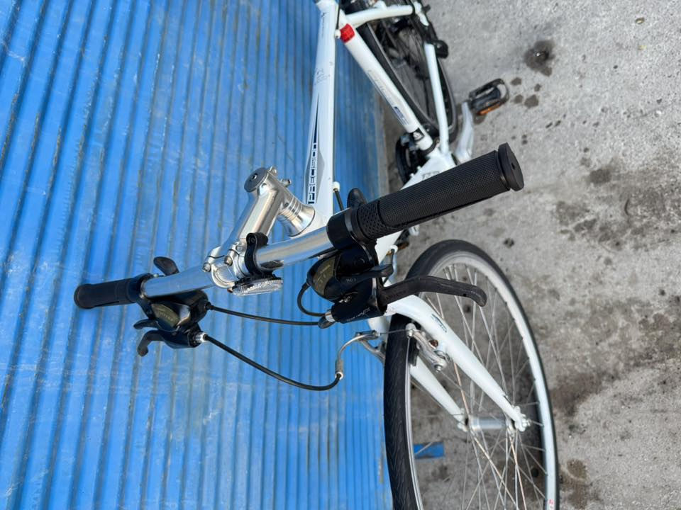 السلام عليكم خواتي الغوالي 700 حجم 28 
قياس M فريم 51 ماركة (PRECISION) ماركة
غني عن التعريف سستم شيمانوا تورني XT ختم 
واحد ناقل امامي خلفي بدلات صينية وذرعه 
تورني XT واضح بل صور خواتي معدنه المنيوم 
نمره 3/8 نضفتهاا شوفت عيونكم كلش نظيفة 
وياله تك وتك بس اصليت واضح بل صور سعرها 
220 الف وبي مجال عنوني موصل الاستفسار 
*********** تتوفر خدمة توصيل جميع 
محافظات العراق وتحياتي لكم
