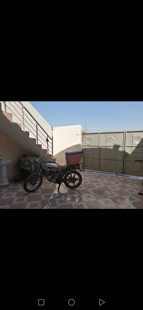 بيت بلديه للبيع  ميت متر طابق ونص طابق الثاني يتكون من غرفه نوم وحمام وكليدور فول سيراميك وسقف ثانوي سطح ستايكر  بيت مابي نقص موقع تجاري حي العسكري سايدين جامع خديجه ع شارع العام البيت بلديه صاير بنص الطابو للاتصال ول استفسار اتصل ***********
