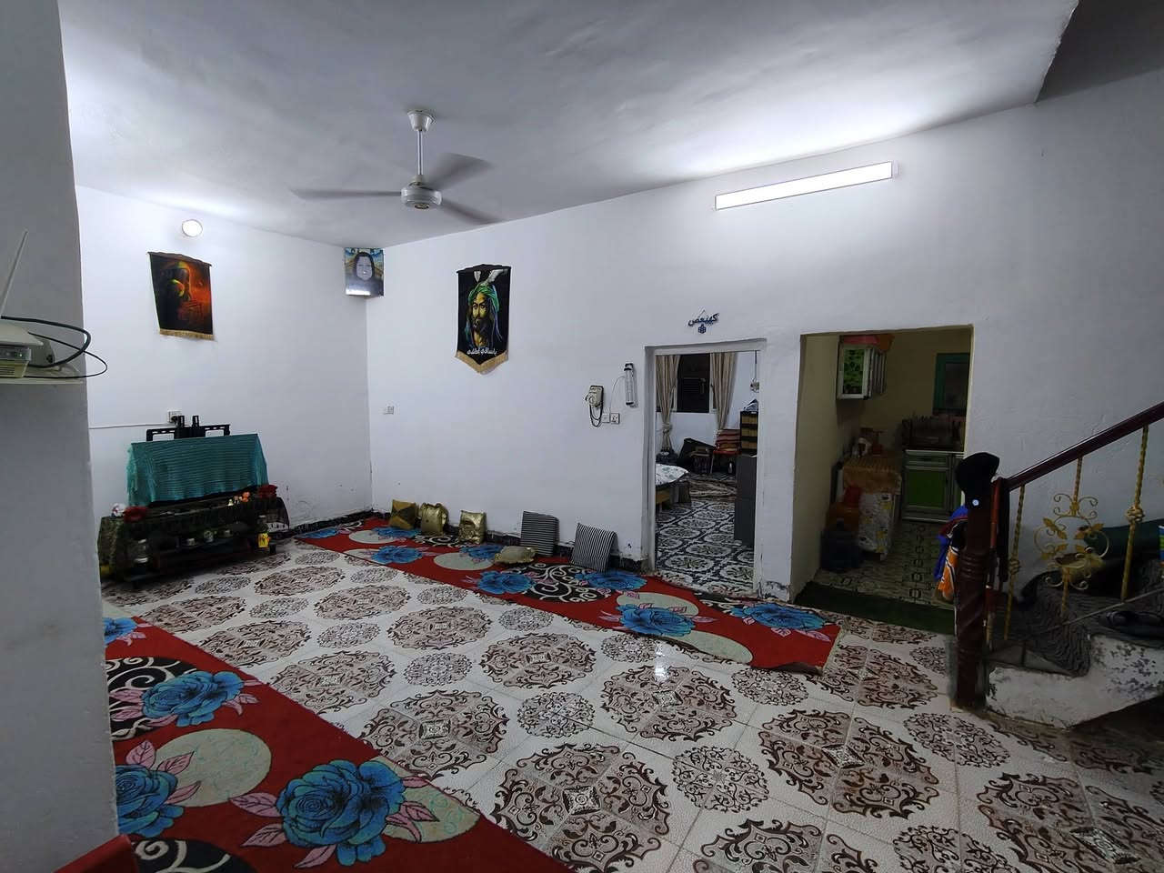 السلام عليكم بيت للبيع واسط حي الحكيم شارع عطوف يحتوي على غرفتين نوم وصاله واستقبال وصحيات وطرمه كافه خدمات مرقم من قبل البلديه سنه 25 مساحه البيت 200 بناء بلوك من ماء من مجاري مدرسه يمه على شارعين المراجعه دلاليه سيد حيدر عنوان لمكتب نزله شهيد نزار داخل الفرع***********
