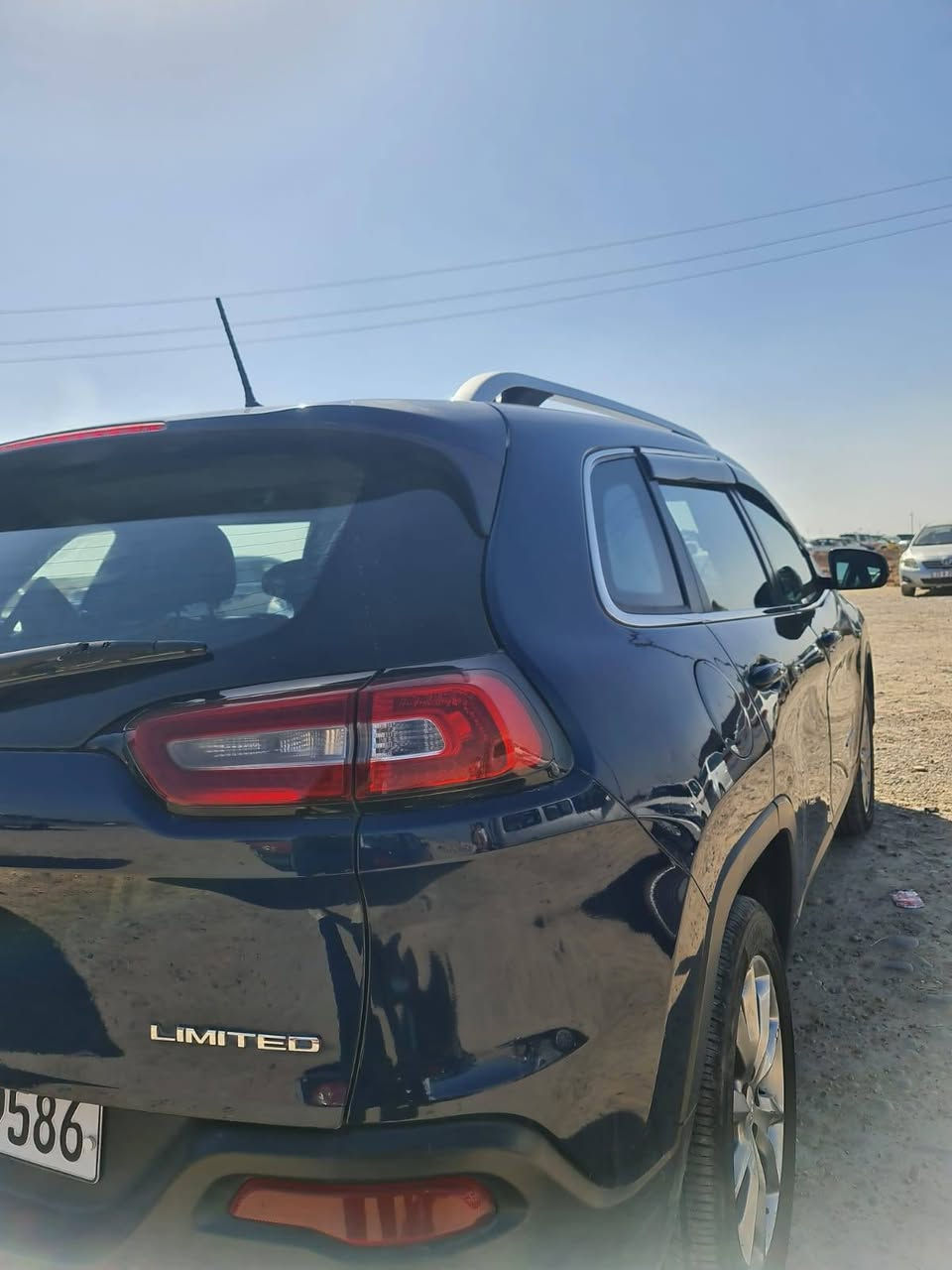 السلام عليكم اخوان  للبيع جيب شيروكي (بزون)  ٢٠١٨
المواصفات:
• محرك اقتصادي 2.4 لتر 4 سلندر
• ناقل حركة (الگير)أوتوماتيك – 9 سرعات 
• دخول ذكي وتشغيل بصمة
• شاشة كبيرة
• كاميرا خلفية دوارة
. حساسات خلفية 
• تحكم تبريد شاشة 
• قطعتين تبريد 
• مقاعد جلد مقعد السايق كهربائي 
 • نظام صوتي فاخر
• مثبت سرعة 
• نظام مانع انزلاق 
• إضاءة LED نهارية منظومة زنون
.  باتري جديد
. كهربائيات كلها شغاله على وضع الشركة 
• السيارة نظيفة من الداخل والخارج – استخدام عائلي
📁 رقم اربيل شرط التحويل مشروع وطني تحويل ثاني يوم 
السعر خاص 
مكانها صلاح الدين قضاء العلم 
للاستفسار 
***********
