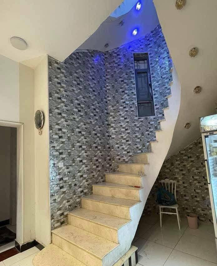 🏡 محمد للاستثمار العقاري – بيت حديث للبيع في منطقة الأربع شوارع 🏡

📌 فرصة سكنية مميزة في موقع راقٍ – بناء جديد وتشطيب أنيق

━━━━━━━━━━━━━━━━━
📍 الموقع: الأربع شوارع – منطقة مرغوبة وقريبة من الخدمات
🏗️ نوع البناء: حديث جدًا – عمر البناء سنة واحدة فقط

💰 السعر: 575,000,000 دينار عراقي
المساحة : 200 متر 

━━━━━━━━━━━━━━━━━

🏠 تفاصيل الطابق الأرضي:

• غرفتان نوم مريحتان 🛏️
• صالة داخلية واسعة 🛋️
• ديوانية أنيقة للاستقبال 💼
• مطبخ عملي 🍳
• حمامات موزعة بطريقة عملية 🚿

━━━━━━━━━━━━━━━━━

🏠 تفاصيل الطابق الثاني:

• 4 غرف نوم بتوزيع مثالي 🛏️
• صالة إضافية مريحة 🛋️
• غرفة حمام داخلية + غرفة تبديل (Dressing Room) 👗🚻

━━━━━━━━━━━━━━━━━

🌟 مميزات العقار:

✔️ بناء حديث – جاهز للسكن الفوري
✔️ تصميم داخلي عملي يناسب العائلات الكبيرة
✔️ موقع استراتيجي في قلب الأربع شوارع
✔️ قابلية عالية للتعديل أو الإضافة حسب الرغبة
✔️ سعر منافس مقارنة بالموقع والتشطيب

━━━━━━━━━━━━━━━━━

📞 للتواصل والحجز:
• 💬 واتساب مباشر: ***********
• 🏢 إدارة العقارات: ***********
• 📖 الدليل العقاري: ***********
• ☎️ خدمة العملاء: ***********
• 🗂️ تنظيم العمل: ***********

━━━━━━━━━━━━━━━━━

📍 مكاتبنا:
1️⃣ الطويسة – شارع اللجنة الأولمبية – بجوار عصير تايم 🧃
2️⃣ مناوي باشا – مقابل مطعم محمد هاشم 🍽️

━━━━━━━━━━━━━━━━━

📱 تابعونا على مواقع التواصل الاجتماعي:
• فيس بوك: شركة محمد العقارية
• إنستغرام: @moh_comp_basra
