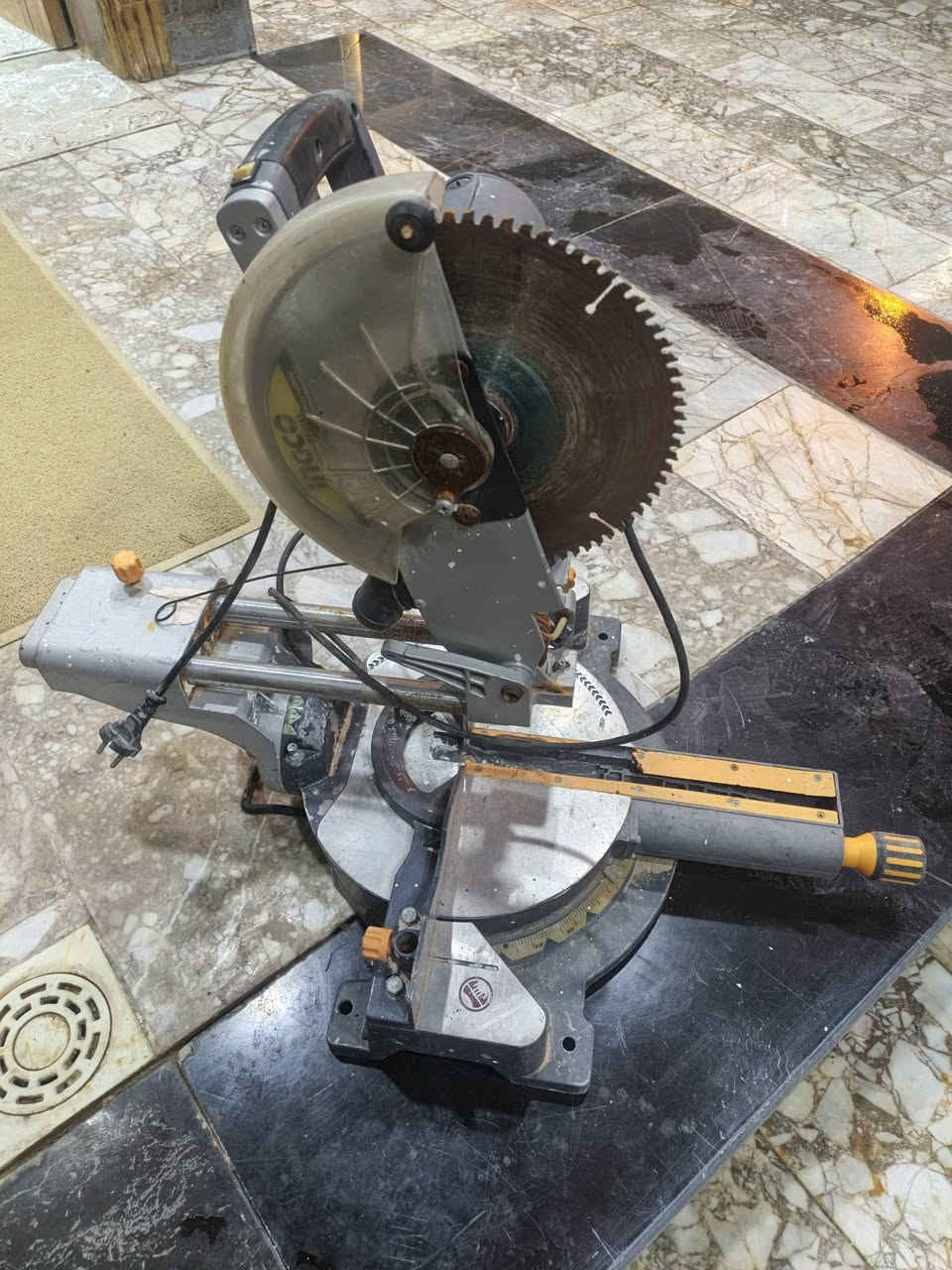 للبيع استخدام قليل كلش مولده +كتر كهربائي 
‏‪***********‬‏
