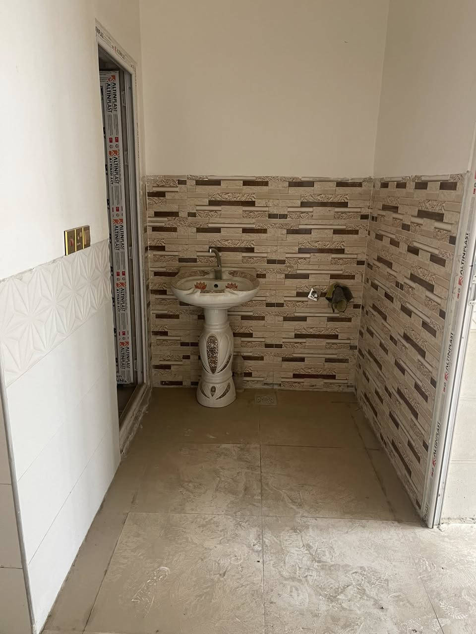 السلام عليكم بيت طابقين   كربلاء جنة السلام واجهه مرمر وعند الدخول توجد مغسله وتواليت ومساحه 60متر صاله وأستقبال وحمامات و  الطابق الثاني بي غرفتين نوم واسعه مع حمام للاستفسار الاتصال ع الأرقام 
***********
***********
