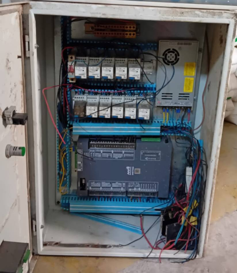 للبيع
بورد كامل مع plc مع شاشة مع مسطرتين 
***********
