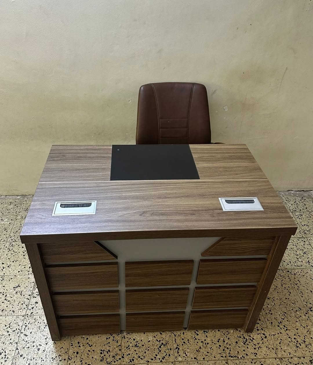 سلام عليكم ميز مكتب مع كرسي استعمال شهرين فقط السعر ١٦٠ و بي مجال بسيط
مكاني سيديه ***********
