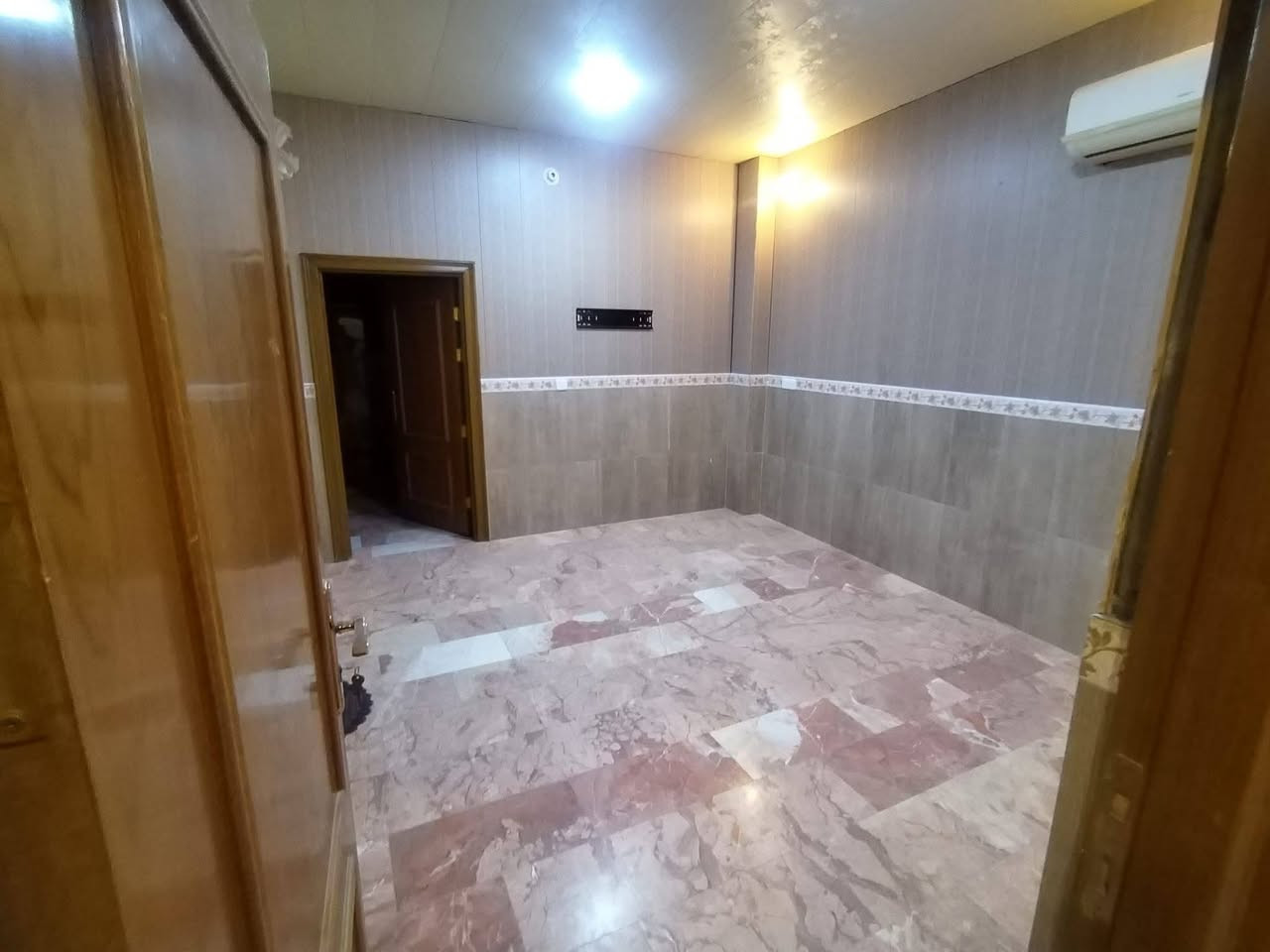 للبيع عقار تجاري بنايه ثلاثه طوابق حي العداله
شارع ٢٥ مفتوح على شارع كوفه نجف
مساحه ١٢٠ م واجه ٦م
مؤجره بوارد سنوي
بناء درجة اولى
لتواصل رقم الهاتف ***********
