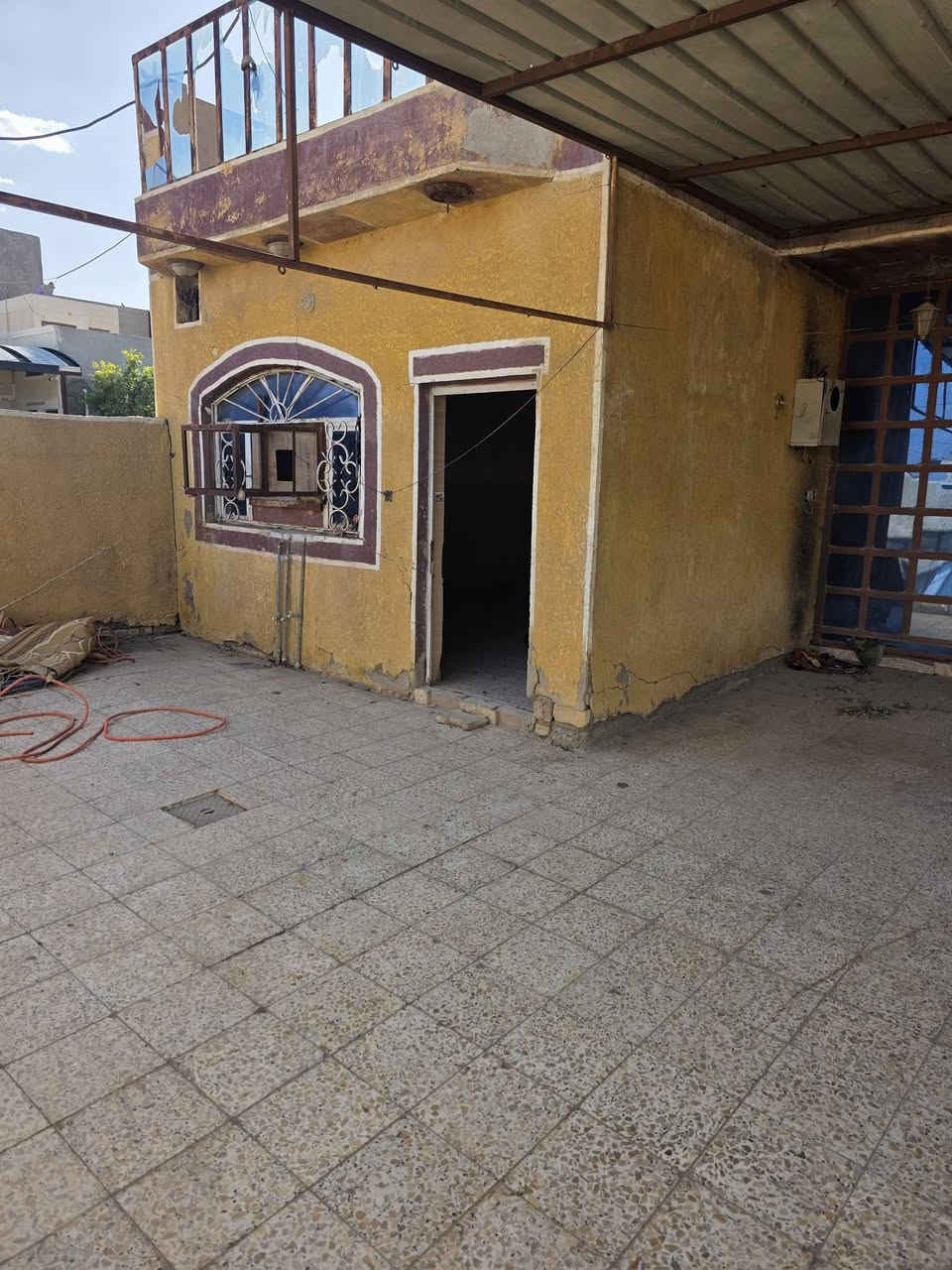 السلام عليكم يوجد دار للايجار في الراشدية  منطقة البدعة مساحة 250 متر بداية المنطقة بالقرب من برج الاتصالات يحتوي غرفتين ومطبخ واستقبال وصحيات داخليه وخارجيه وكراج كبير للإتصال ***********
