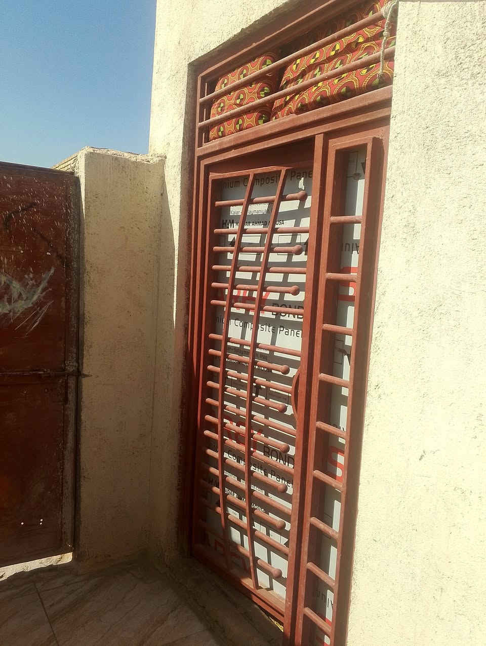 بيت للبيع المكان سوق الشيوخ حي العسكري بالبيت زراعي يتكون من ثلاث غرف وصاله وديوانيه وصحيات ومطبخ البيت بناء جديد يبعد عن كافه الخدمات 10 امتار السعر المطلوب 45 مليون وبي مجال الرقم بي بس واتساب ***********
