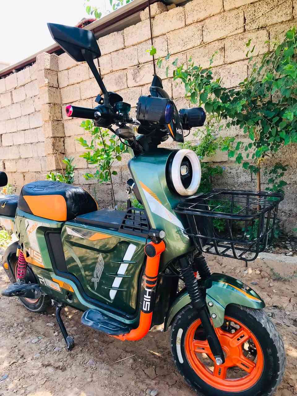 السلام عليكم 

ماطور x900
باتريات 32 امبير 
باتريات عدد 5
اشاير يمين يسار
ضو عالي ناصي 
بي نظام بك R
ماطور نضيف جداً
بي جنطة 

سعر 500 وبس مجال 
يرهم مراوس بماطور بانزين فقط 
متواجد خاص 
هـ ***********
