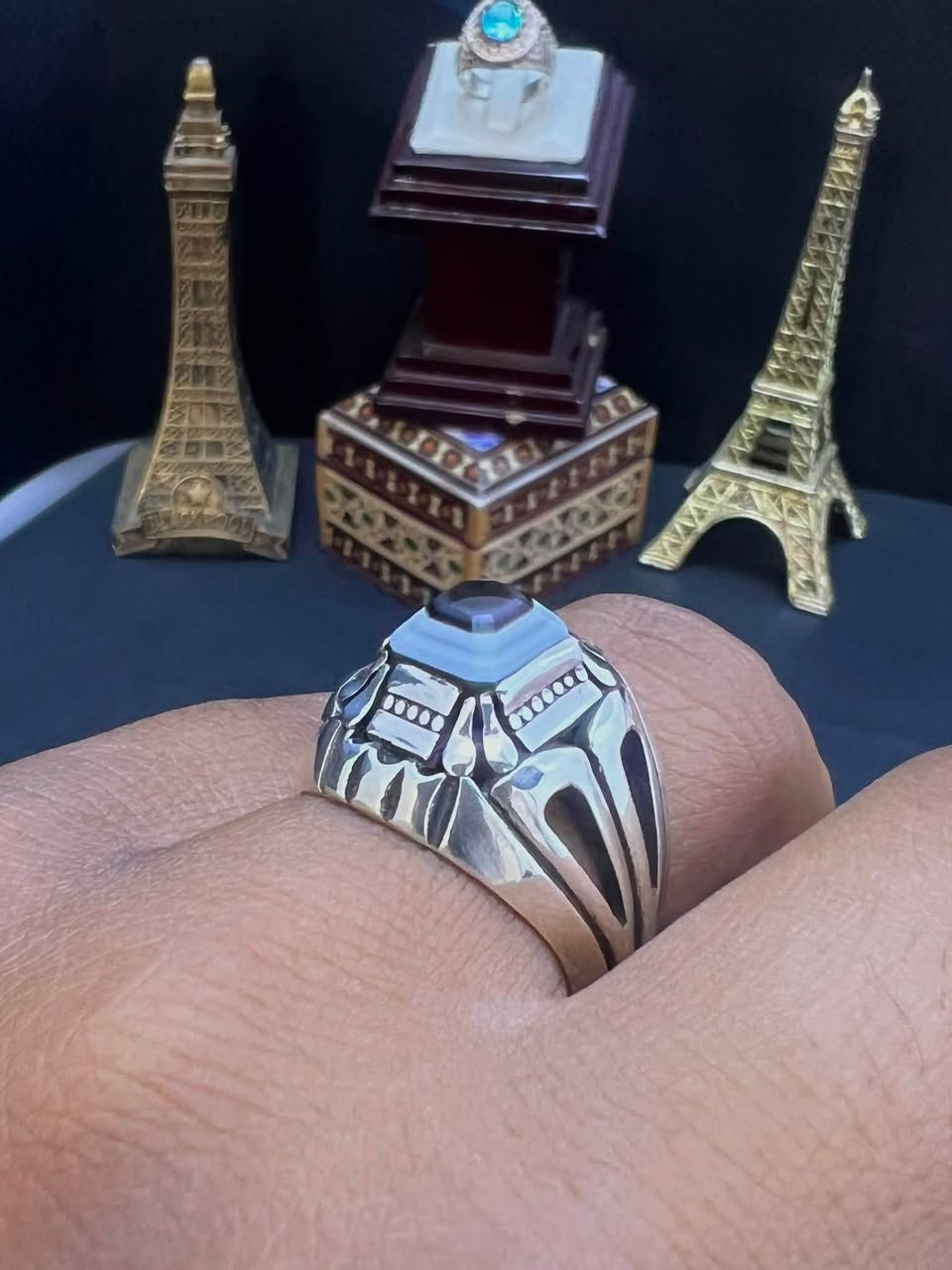 :
جزع بقري ناعم بطبقات طبيعية… قطعة تُحاكي التراث وتخطف الأنظار. 🤎💍

الوصف:
خاتم فاخر مرصّع بحجر الجزع البقري الناعم، يتميز بطبقاته الطبيعية المتناسقة التي تمنح كل قطعة هوية لا تتكرر.
صياغة قوية بتفاصيل دقيقة، تجمع بين الأصالة والفخامة، ليكون خياراً مثالياً لعشاق الأحجار الطبيعية والخواتم التراثية المميزة.

إذا كنت تبحث عن خاتم يحمل جمال الطبيعة وهيبة التراث، فهذا الخاتم يستحق أن يكون ضمن مجموعتك.

📩 للاستفسار والحجز:
***********
