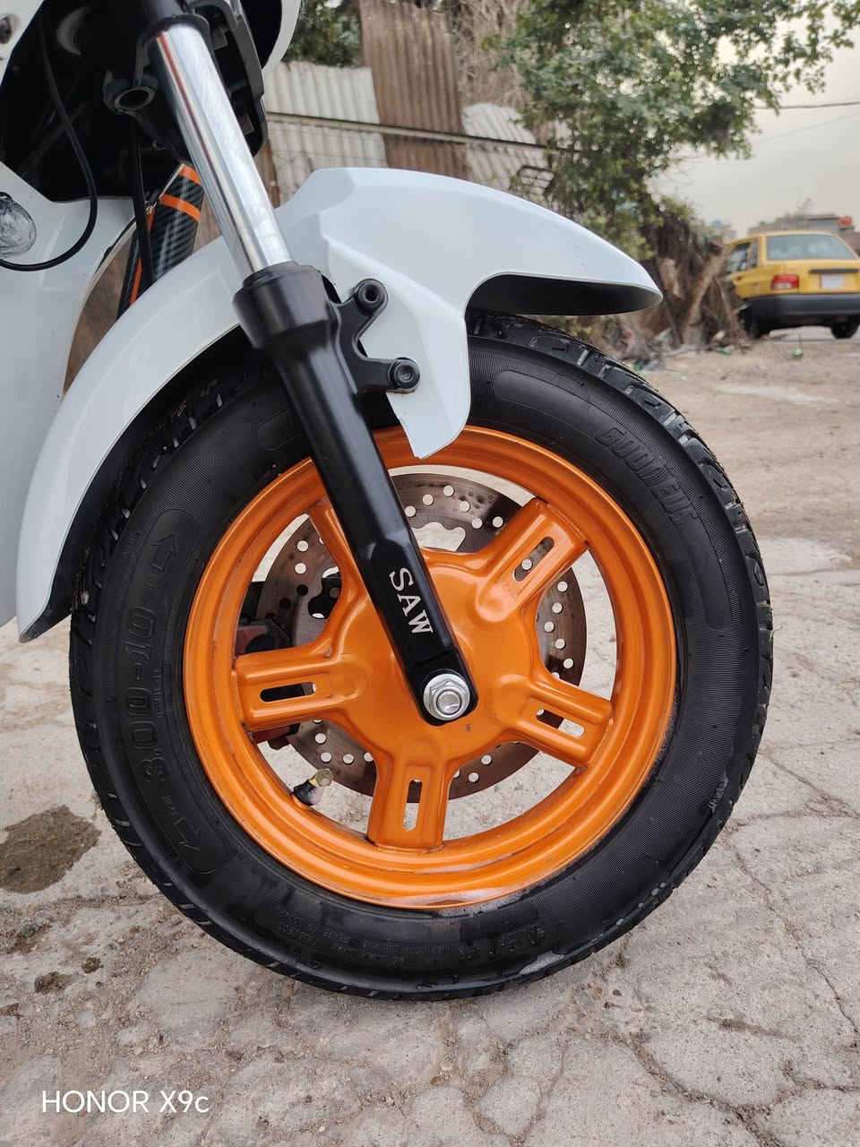 السلام عليكم،،
،، دراجة شحن نوع،،(. X900)
،، أللون أبيض مطعم برتقالي،،
                                       درع بلادي لون برتقالي،،
دوس أمامي خلفي أصلية،،
                                  ،، كشن شامو جلد مطعم برتقالي،،
،، كشن خلفي جلد بلاك،،،، نشرات،،،، دبلات خلفي أمامي كلا جديد،،.     
                  لايت عالي ناصي ابييض LED,,,
لايت بوم بالدرع بلادي،،،، دبل خلفي غاز،، دبل أمامي دهن،،

،،،، تجوة خلفية للراكب،، سلة بلادي،، كلوب خلفي LED,,
,, تشغيل عن بعد،، سويج عدد 2،،،خمس بطاريات الدبل،، 

،، مري جانبي أصلي،،

                               مكاني بغداد الجديدة،
السعر ٤٥٠ وبيها مجال،،.           
                                    هاتف ***********
