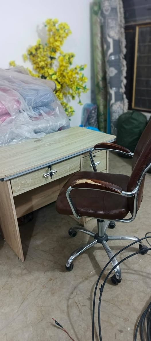 ميز جديد استخدام بسيط نظافة 100%
يردوا ب120 الف 
مكان الكريعات 
***********
