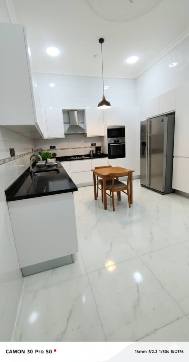 الجمال يفرض نفسه
دار سكن للبيع بمواصفات عالية وبناء حديث وبمساحة كبيرة وطابو اصولي وخدمات ممتازة. 

يقع هذا الدار في البصرة _قضاء شط العرب منطقة اليوبــة قرب مدرسة أم أيمن والصقر 

يتميز بمساحة تصل إلى أكثر من 240م
واجهة هذا الدار 10م والنزال 25م 

خارطة هذا الدار تتكون من غرفتيــن منام واستقبال للضيوف وصالة جلوس كبيرة ومطبخين ( بارد+حار) وموزع يكون للغرف والصحيات وكراج كبير وحديقة. 

يتميز بخدمات تجعله محط نظر المشتري. 
▪️له مدخليــــن رئيسييــن 
                ( اليوبة والفيروزية)
▪️شارعه 9م تبليط كما في الصور
▪️يقع بين مدرستيــن ومستوصف 

للأستفســار أكثر 
***********
***********
