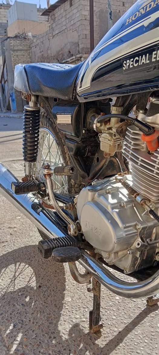 سلام عليكم دراجه مامه شلامجه تعمير كلشي بيه جديد دراجه مكفوله من الطول للطول مكينه مامبدل بيه برقي دراجه اوراق وماشين بيع بل مروريه يعني ماتكلفك اتلثميه ويطلع الرقم السعر 1000ما متواجد عل فيس اتصل عل رقم  (***********)
