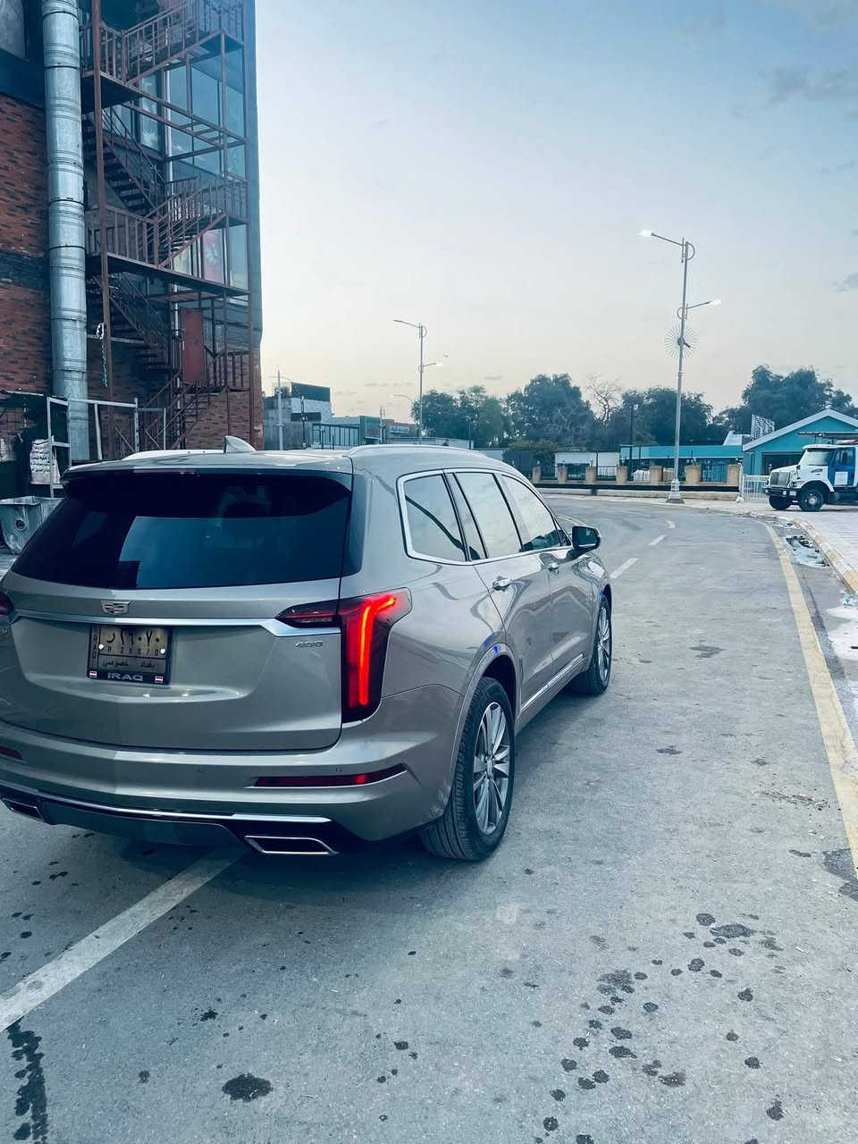 كاديلاك xt6 2022
رقم بغداد تحويل مباشر 
مكينه V6 3600 تشتغل نضامين  V6 /V4
كير طيارة 9 نمر 
شفتات ستيرن 
سايد بريك كهربائي 
مري شفط تحكم كهربائي بالكامل مع خاصيه الرجوع الى الخلف عند الرجوع الى R
ويل 20 تخم تاير جديد + باتري جديد 
لايت زنون بلادي 
الاناره محيطية Led بلادي لون ابيض 
انارة الداخل بالكامل Led
رادار امامي خلفي وجانبي 
سياقه ذاتيه + تنبيه خروج عن المسار + مثبت سرعه اوتو 
مري وسطيه كامره مع التعتيم التلقائي 
نضام نقط عمياء 
نضام اوتو ستوب 
نضام حساسات P
نضام التوقف التلقائي خلفي وامامي 
نضام ركن السيارة دون التدخل 
3 وضعيات قياده 
ماشيه 28000mi قابل للزيادة 
7 راكب كهربائي بالكامل حتى ال٧ راكب 
داخل ابيض ورصاصي + مطعم بكاربون فايبر 
٣ قطع تبريد بيانو 
داتو شو الكبيرة 
حساسات اماميه 6 + حساسات خلفيه 6
شاشات وسطية كبيرة أندرويد اتو + كار بلي بلادي
كامرات 360 مع خاصيه التسجيل  
GPS         +   تسجيل الكامرات مال الحوادث كلها بلادي 
شاشه اعطال كبيره + عدادات دجتل 
تبريد وتدفئه المقاعد الاماميه + تدفئه المقاعد الخلفيه
5 بصمات + بصمه تشغيل + تشغيل عن بعد 
جنطه شفط  
كشنات ميموري +ستيرن كهربائي + تدفئه ستيرن 
سماعات نوع Boss نضام صوتي فاخر مع اوامر صوتيه متكامله شغاله 
وبيها هواي مواصفات ماذكرتهن 
حادثها فقط طخه بالبنيد اثر طعجه خفيفه وانصبغ البنيد 
والجاملغ جهه السايق تعديل ع كد شبر بارد اثر الشحن موضحهن بالصور وكاتب كل التفاصيل ومأشرهن 
وبيها رصعه خفيفه بالجاملغ جهه الراكب فقط هذني وين متريد افحص مكفوله من شواصي ولغود والسياره احلى من الصور  للاستفسار اكثر الاتصال ع الرقم ***********
السعر  31.300 دولار وبيها مجال
