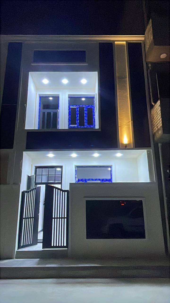 السلام عليكم 
بيت كامل بناء درجه اولى 2026 فرع 28 يسار 
مساحه 50 متر 
بيت جاهز من كل شي بس جيب غراضك واكعد ما بي اي نقص 
شبابيك المنيوم الدرج مرمر 
متكون من 2 غرف نوم مع 3 حمامات  مع استقبال و مطبخ وبيتونه . 
السعر 79 مليون 
الاتصال *********** 
ملاحظه : البيت الاول انباع
