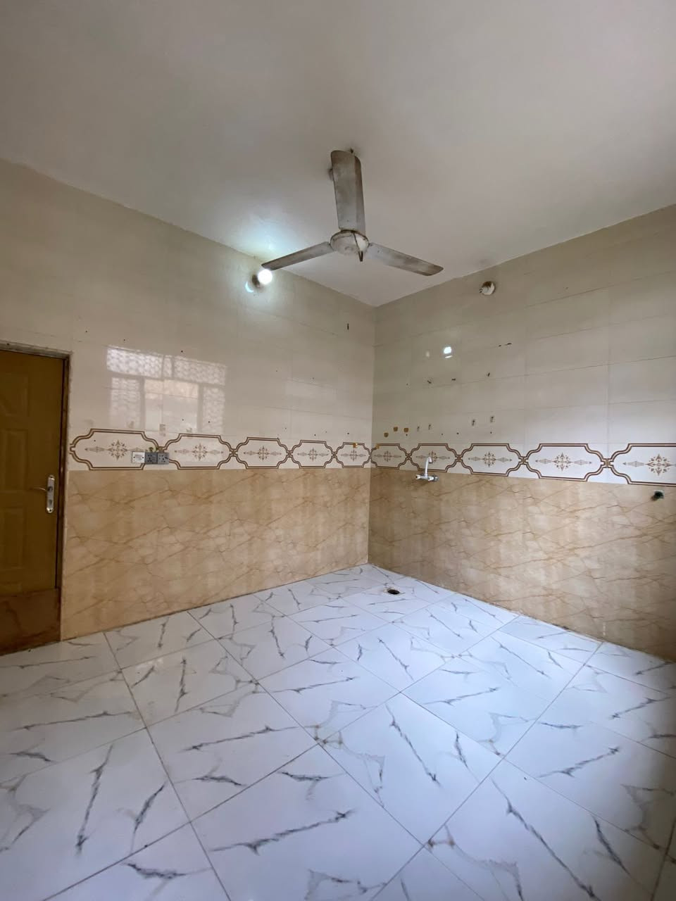 السلام عليكم بيت للايجار بالبكرلي الثانيه
بيت نظيف ومرتب يحتوي على غرفه و وكلدور ومطبخ وصحيات
سعر الايجار 250 وبي مجال
للاستفسار مراجعة مكتب عقارات البياتي
او الاتصال على الرقم ***********
