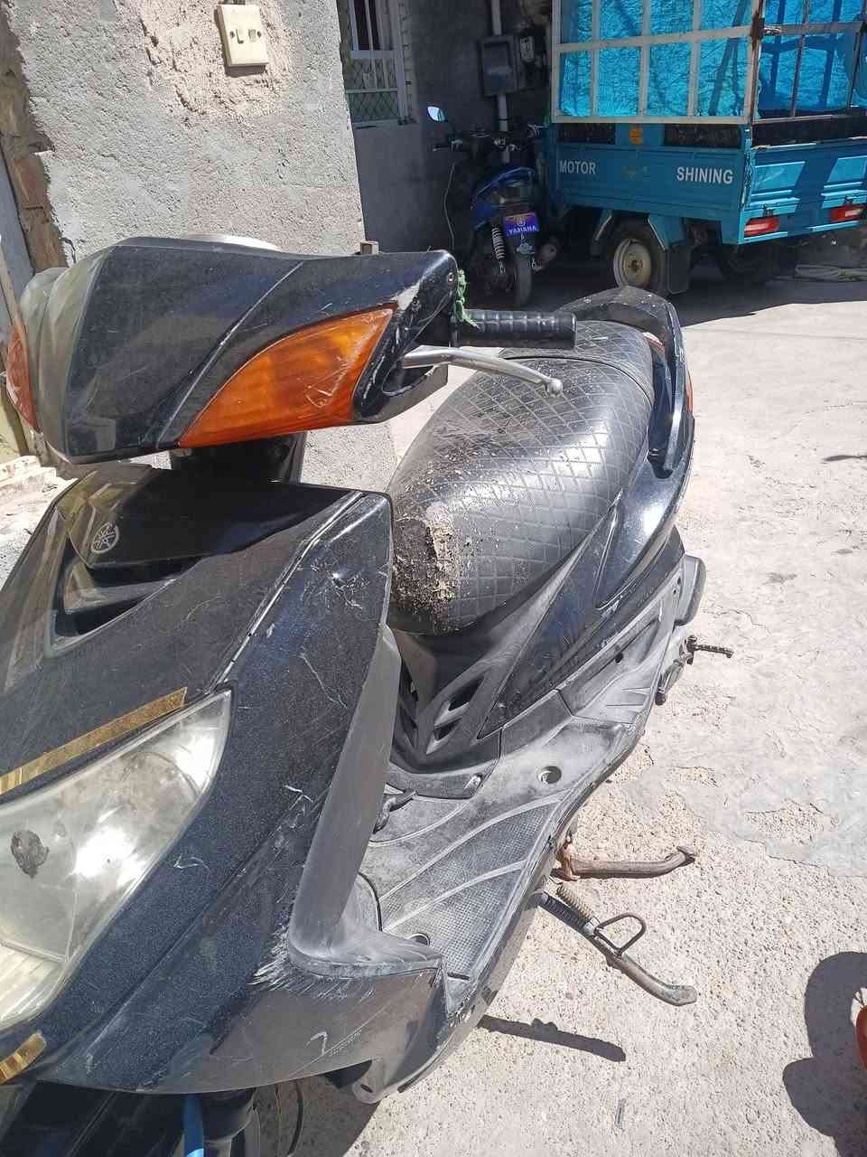 ***********........
سلام عليكم....شباب دراجه سكنس فحل ياباني نوزل ...دراجه تشتغل بس تخربط سالت كالو جويبر خربان يعني عوزها جويتر. وهسا مجاي تشتغل  لان صارله سبوع متروكه  الياخذها يرتبها ..سعره 350. وبيه مجال عنوان بغداد حي الكوفه
