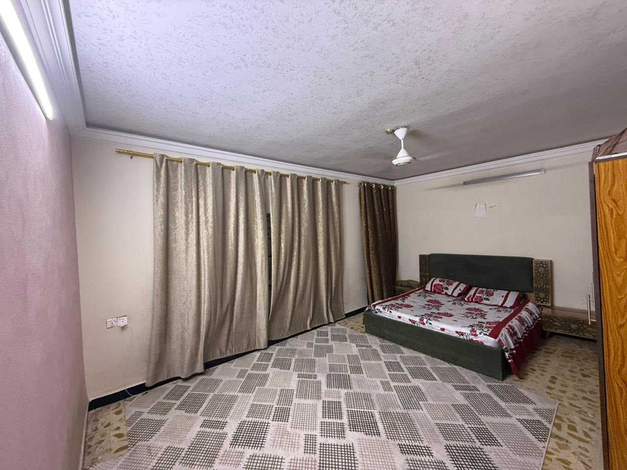 🏠 منزل راقٍ وواسع للبيع في منطقة شهداء السيدية 🏠
فرصة مميزة للسكن والاستثمار! نعرض لكم بيتاً متكاملاً بمواصفات ممتازة ومساحة واسعة تلبي تماماً احتياجات العوائل الكبيرة، في واحدة من أرقى وأهدأ مناطق العاصمة.
• المساحة الكلية: 300 متر مربع.
• الموقع: منطقة شهداء السيدية (موقع استراتيجي وقريب من كافة الخدمات).
✨ تفاصيل وتقسيم البيت:
• الطابق الأول:
• هول داخلي واسع ومريح للمعيشة.
• غرف نوم عدد (2).
• الطابق الثاني:
• هول داخلي إضافي.
• غرف نوم عدد (4).
• الخدمات الخارجية:
• يحتوي البيت على حمام خارجي إضافي.

💡 المجموع: 6 غرف نوم واسعة توفر الخصوصية والراحة التامة لكل أفراد العائلة.

📞 للاستفسار والشراء:
للمزيد من التفاصيل أو لترتيب موعد لمعاينة البيت على أرض الواقع، يرجى الاتصال مباشرة على الرقم التالي:
ابو ادهام***********
