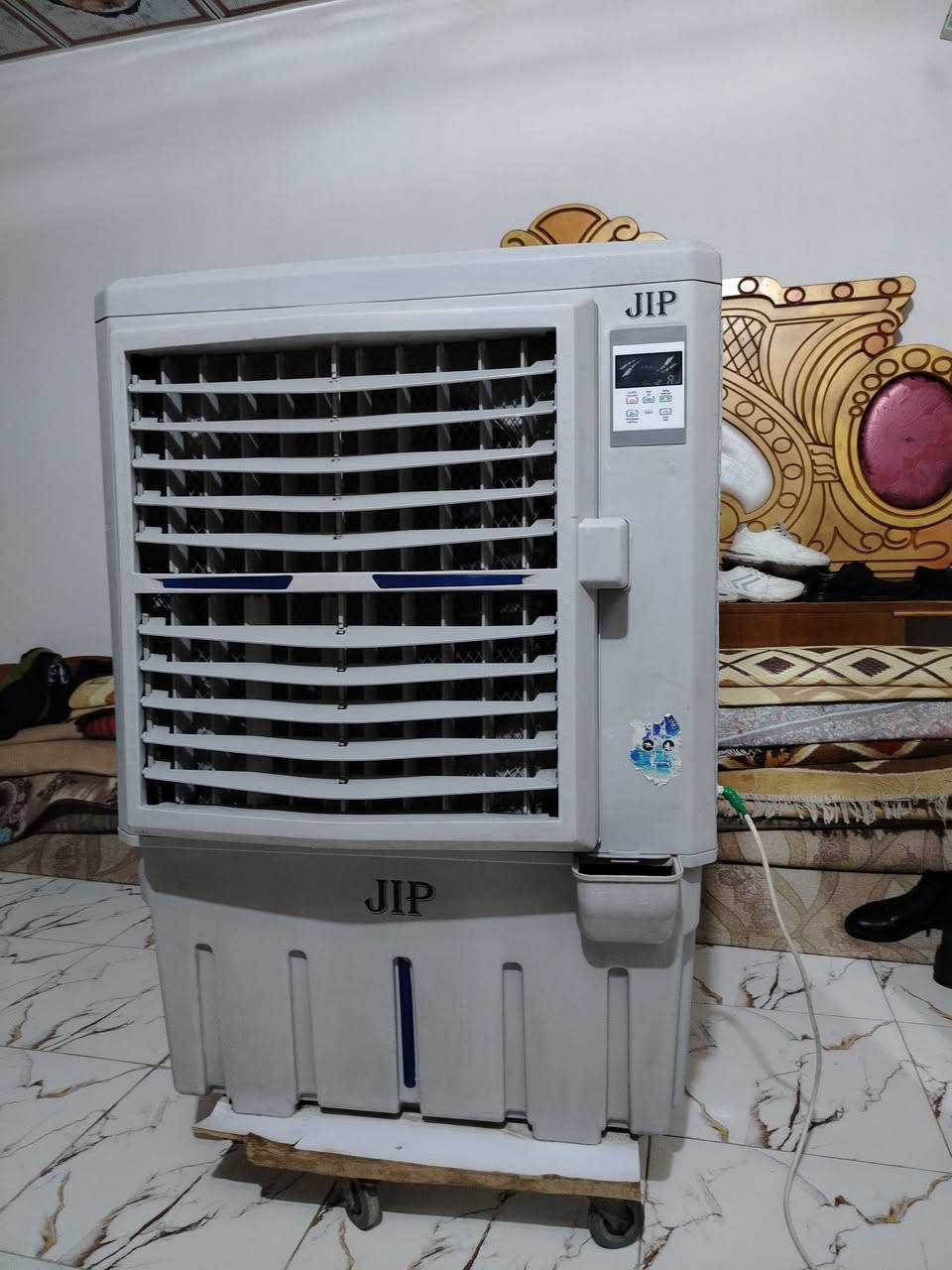 وينهم اهل المواكب وينهم الجناية مبرده كنفيره الحجم الكبير ماطور نحاس العملاق ثلاث سرع واتربم جوش مستعمله موسم واحد بيع مستعجل 120 وعندي مجمده بيه ليك اخت الجديد رويال الأصلي ماطور شغال جديد واتو ماتيك بيه نضيف كلش ١٤ قدم بيع ١٢٥ وبيه مجال بسيط بسيط هاتف*********** ثالث
