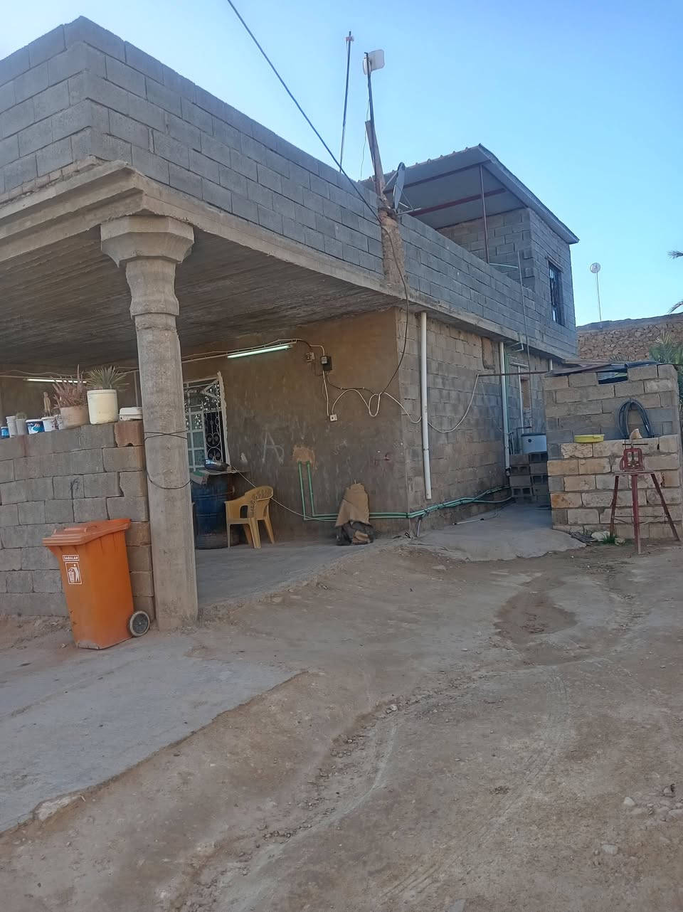 بيت للبيع بحقلانيه حي صديق مساحته 450 متر بيت جديد قرف 2 جوه و 2 فوك و ستقبال 6×4 مطبخ 5×4 صحيات و حمام دخلي صاله 9 ×3  و بيتونه 9×3


**إذا كنت صاحب هذا الإعلان وتريد حذفه لأي سبب، رجاءا أرسل رسالة إلى الدعم الفني**