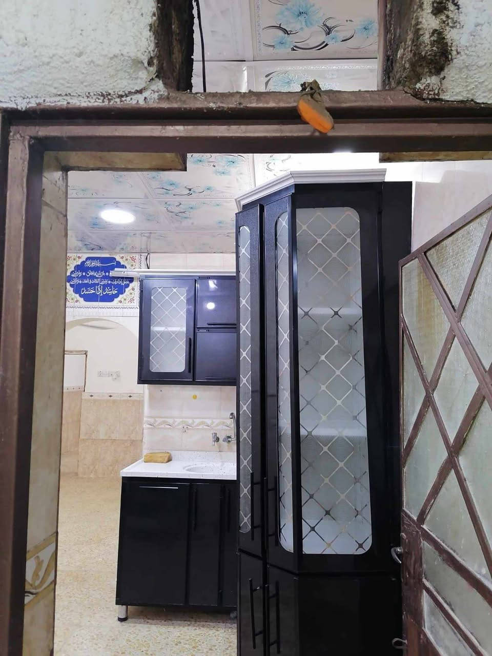 بيت ايجار بحي السلام قرب مدرسه بانيقيا الاهلية 100متر بي سبالت عدد 2 سخان وكاونتر درجه اولى وتانكي ماء ماطور ماء مراوح 3 خلاطات ومغاسل  سعر يجار 450 قفل مقدمه 3شهر غرفه صاله ستقبال مطبخ صحيات ***********
