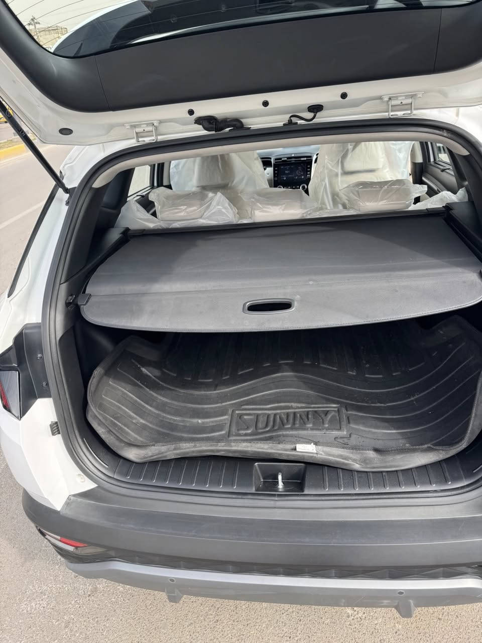 توسان 2023 خليجي اللون ابيض ماشية 40 الف المواصفات فول عدا بانوراما و بصمه ابواب وتشغيل و كرسي كهربائي عدد2  والداخل ابيض  حساسات امامي وخلفي  وكامره وشاشة كبيره المحرك 2000 كير محرك كهربائيات صدر كير محرك تبريد مكفول من كلشي بدون صبغ فقط بيه بارد الباب الخلفي عكس السائق  الرقم بغداد مشروع وطني مكان السيارة بغداد الاعظمة او الصليخ السعر 213 ورقه بسه مجال اذا مراوس حسب القناعة للتواصل *********** ابوحسن
